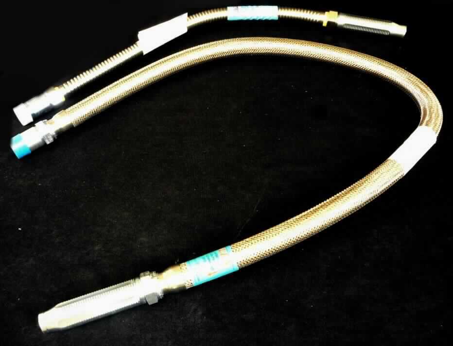 Es handelt sich um aus Stahl (charakterbestimmend) gefertigte, insgesamt ca. 152,5 cm lange Schläuche (max. Durchmesser ca. 32,3 mm), bestehend aus einer sog. Flachband-Spirale, die mit einem diagonal verkreuzten Stahldrahtgeflecht mit rautenartigen Maschen umflochten ist.
Die flexiblen Erzeugnisse weisen an den Enden aus Stahl gefertigte Verbindungsstücke in Form eines geraden Reduzierstückes und eines geraden Anschlussstückes mit Außengewinde und Kappe aus Kunststoff oder Kautschuk auf. Die Verbindungsstücke sind über Schraubverbindungen, die mit einer Mutter mit Außensechskant und mit Dichtungen aus Kunststoff oder Kautschuk versehen sind, angebracht.
Die Schläuche werden in Sprinkleranlagen beispielsweise an hängenden Deckengittern eingebaut.
- Antragstellerangaben -

Abbildung siehe Anlage.

Derartige Erzeugnisse gehören als "andere Schläuche aus Stahl, mit Verbindungsstücken" zum TARIC-Code 8307 1000 90.