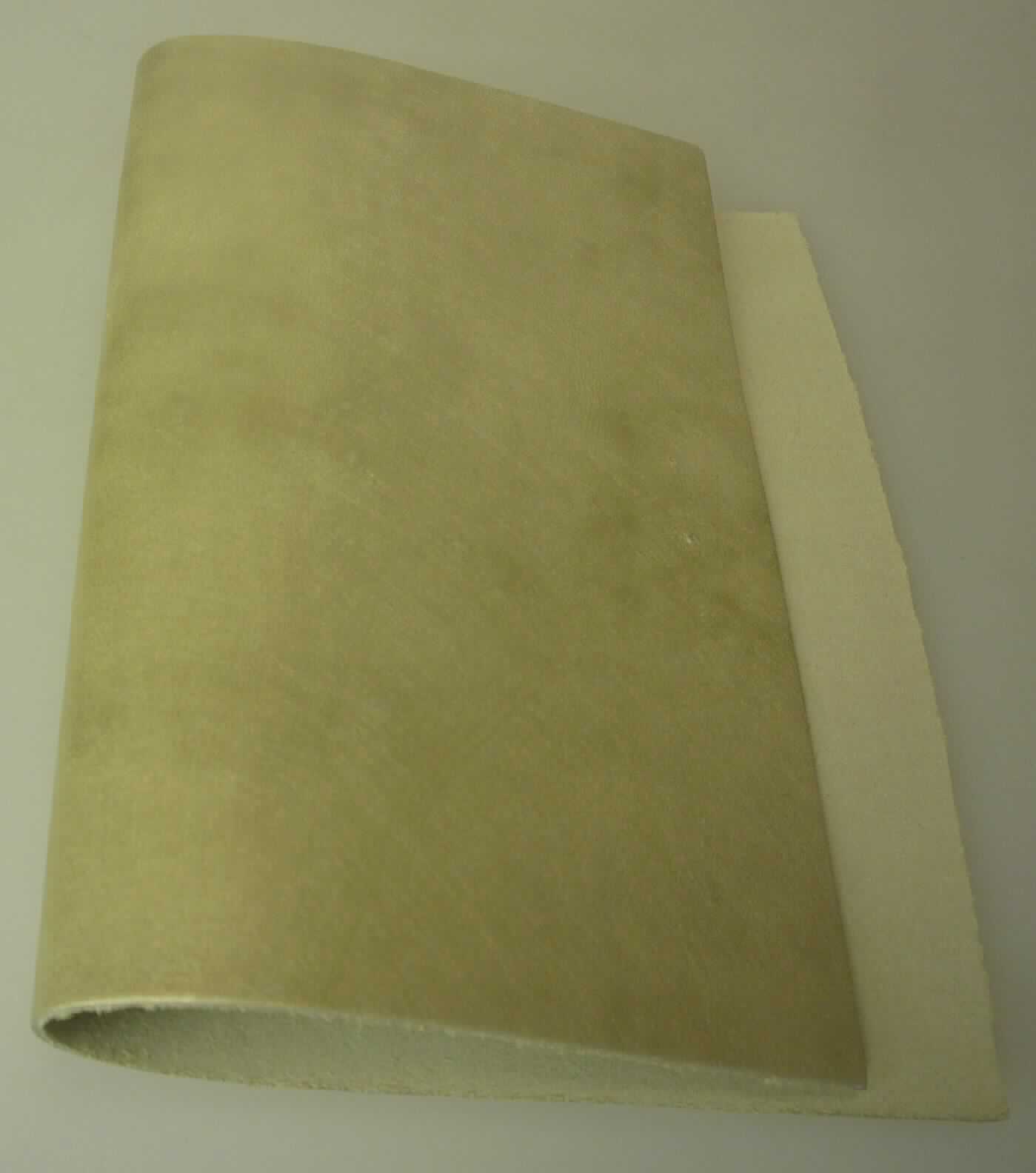 Metallisiertes Leder, sog. Kalbhälfte, Narbenspalt, Folienzurichtung, Foto siehe Anlage,
- aus Leder vom Kalb (laut Antrag),
- enthaart und gegerbt,
- auf einer Seite mit einem metallisierten, goldfarbenen Farbaufstrich versehen.

"Metallisiertes Leder"