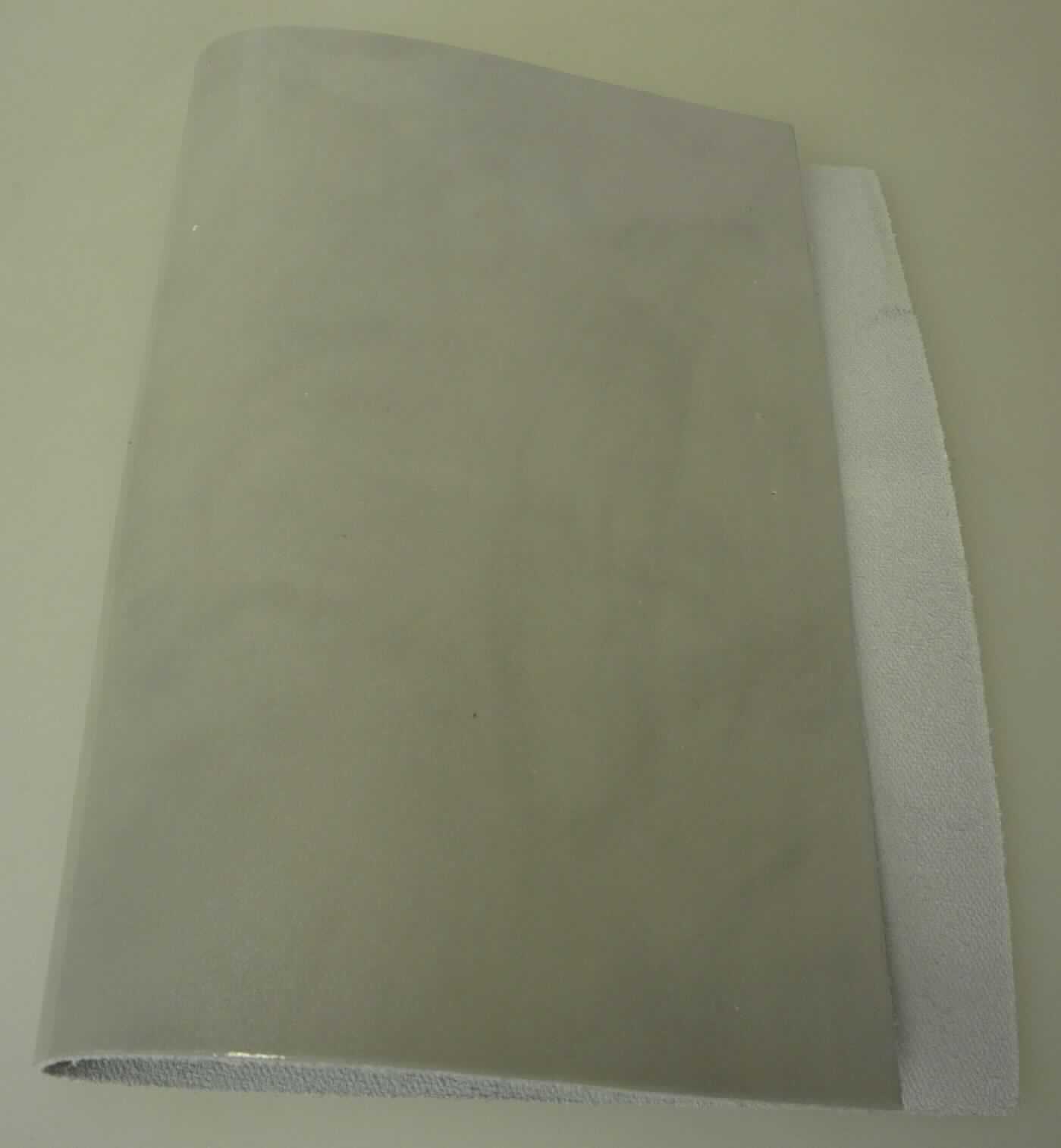 Lackleder, sog. Kalbhälften, Narbenspalt, Lackzurichtung, Foto siehe Anlage,
- aus Leder von Kälbern (laut Antrag),
- enthaart und gegerbt,
- auf einer Seite mit einem farbigen Kunststoff bestrichen und mit einer klarsichtigen Kunststofffolie überzogen,
- eine glänzende, spiegelähnliche Oberfläche aufweisend.

"Lackleder"