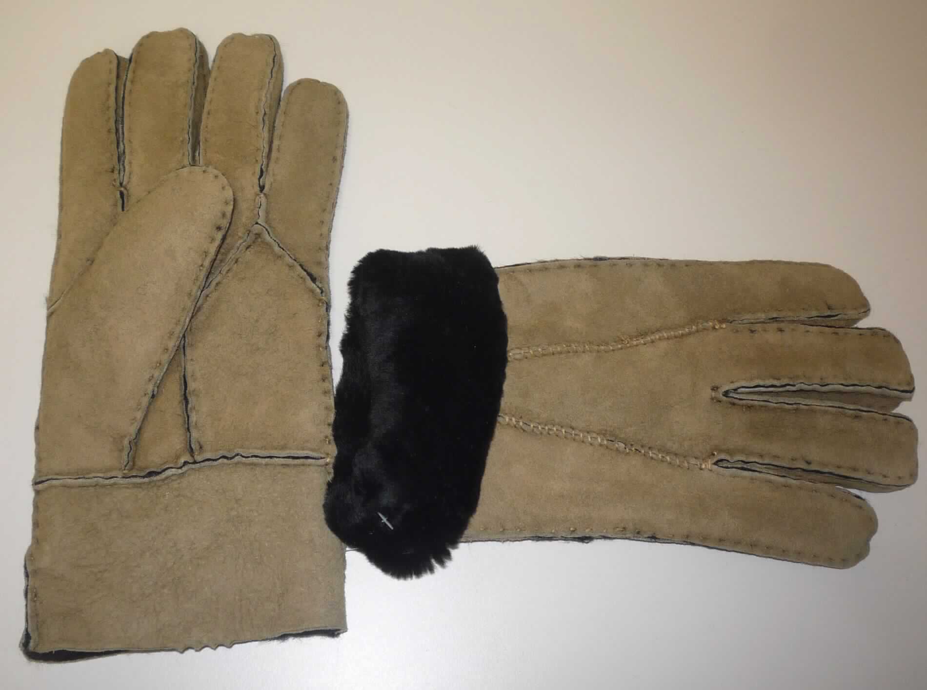 Bekleidungszubehör aus Pelzfellen, sog. Lammfell-Handschuhe, Foto siehe Anlage,
- in Form von Fingerhandschuhen,
- aus gewachsenen, mit dem Haarkleid gegerbten Fellstücken (laut Antrag von Lämmern/Schafen) zusammen-
  genäht, wobei die Fellseite das Innere und die Lederseite die Außenseiten der Handschuhe bildet,
- an der Außenseite mit Ziernähten versehen.

"Bekleidungszubehör (Handschuhe), aus Pelzfellen von Lämmern/Schafen"