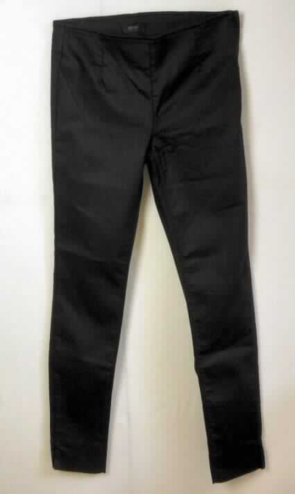 Lange Hose, Größe 38, Foto siehe Anlage,
- aus 0,6 mm dicken, einfarbigen Geweben aus laut Antrag 64% Baumwolle, 32% Polyester 
  und 4% Elasthan (beides synthetische Chemiefasern),
- in der Taille abschließend,
- vorne ohne Öffnung und ohne Verschluss, somit ohne Merkmale, die auf den Trägerkreis 
  hinweisen (unisex),
- seitlich mit einer etwa 16 cm langen Öffnung mit Reißverschluss, 
- mit enganliegenden, knöchellangen Hosenbeinen; mit etwa 6 cm hoch reichenden 
  Seitenschlitzen,
- an den Beinabschlüssen durch Umschlagen und Festnähen gesäumt.

"Lange Hose, aus Geweben, für Frauen, aus Baumwolle, keine Arbeits- und Berufskleidung,
 nicht aus Denim, kein Rippenschusssamt und Rippenschussplüsch, nicht nach dem 
 Batik-Verfahren handbedruckt"