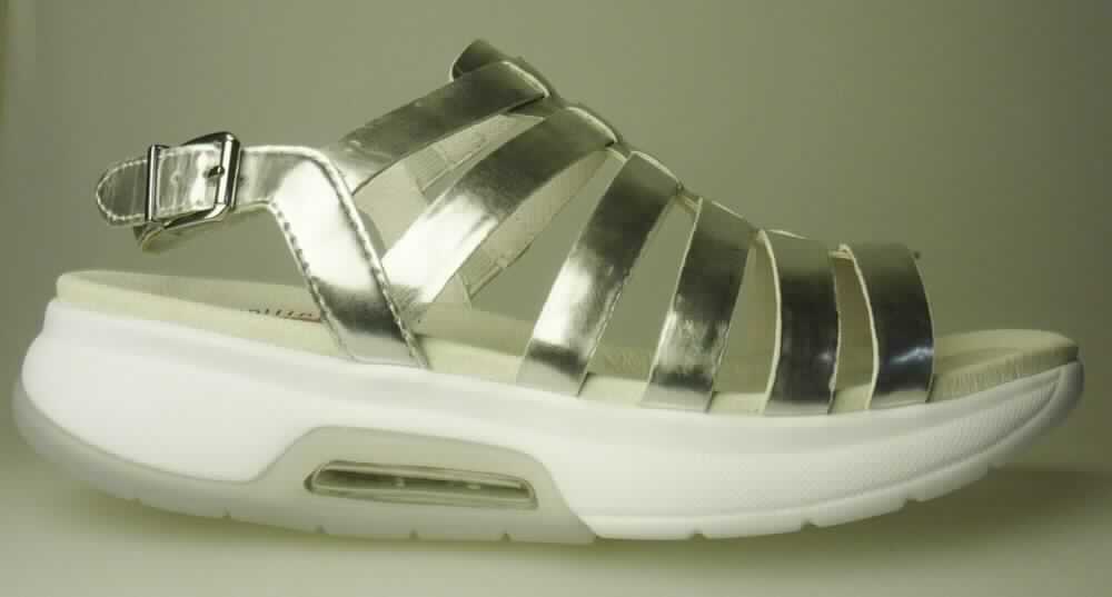 Freizeitschuhe (lt. Antrag: "Freizeitsandalette für Damen", Foto siehe Anlage)
- mit Laufsohlen aus (lt. Antrag) Kautschuk,
- mit Oberteil (nicht geschlossenes Blatt; nicht mit der Sohle durch Zapfen zusammengesteckt) aus Kunststoff
  (Spinnstoff mit einer mit bloßem Auge wahrnehmbaren Außenschicht aus Kunststoff; den größten Teil der 
  Außenfläche bildend) und Spinnstoff,
- seitlich mit Schnallenverschluss,
- nicht den Knöchel bedeckend,
- ohne Metallschutz in der Vorderkappe,
- mit einer größten Höhe des Absatzes und der Sohle von mehr als 3 cm

"Schuhe mit Laufsohlen aus Kautschuk und Oberteil aus Kunststoff, andere als in Position 6401 und in den
 Unterpositionen 6402 1210 bis 6402 9910 genannt, mit nicht geschlossenem Blatt, mit Absatz und Sohle mit
 einer größten Höhe von mehr als 3 cm"