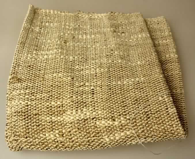Ware zur Innenausstattung, sog. Tischset, Artikel 3787100, Foto siehe Anlage,
- rechteckig; in den Abmessungen: etwa 33 cm x 45 cm,
- laut Untersuchungsergebnis:
-- aus einem Gewebe in Leinwandbindung:
--- aus gezwirnten Kettgarnen aus Baumwolle,
--- aus gezwirnten Schussgarnen aus textil aufgeschlossenen Fasern des Kapitels 53 (Bastfasern; kein Leinen
    oder Ramie enthaltend), somit keine Ware der Position 4601,
--- mit einem Anteil an Baumwolle von 35,7% und einem Anteil an Bastfasern von 64,3%,
- an den Längsseiten umgeschlagen und festgenäht (konfektioniert),
- wird insbesondere wegen des Materials üblicherweise nicht gewaschen (somit keine Tischwäsche der 
  Position 6302),
- kennzeichnet sich aufgrund des Verwendungszwecks als Ware zur Innenausstattung.

"Andere Ware zur Innenausstattung (Tischset) aus Spinnstoffen, aus Geweben aus pflanzlichen Spinnstoffen 
  des Kapitels 53, nicht aus Flachs oder Ramie"