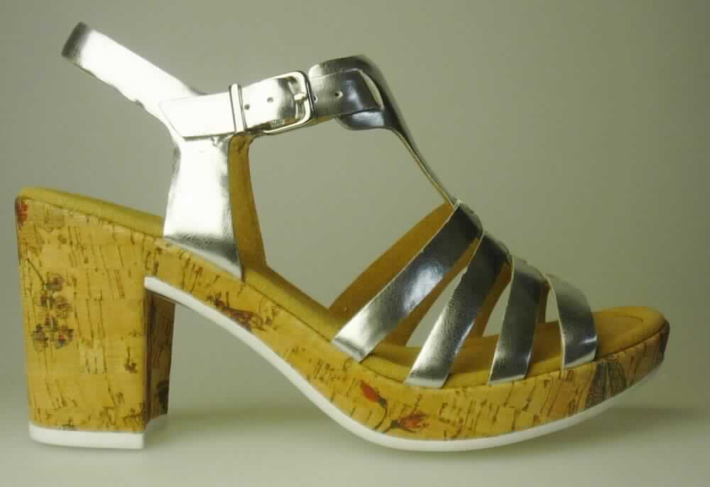 Freizeitschuhe (lt. Antrag: "Freizeitsandalette für Damen", Foto siehe Anlage)
- mit Laufsohlen aus (lt. Antrag) Kautschuk,
- mit Oberteil (nicht geschlossenes Blatt; nicht mit der Sohle durch Zapfen zusammengesteckt) aus Kunststoff
  (Spinnstoff mit einer mit bloßem Auge wahrnehmbaren Außenschicht aus Kunststoff),
- seitlich mit Schnallenverschluss,
- nicht den Knöchel bedeckend,
- ohne Metallschutz in der Vorderkappe,
- mit einer größten Höhe des Absatzes und der Sohle von mehr als 3 cm

"Schuhe mit Laufsohlen aus Kautschuk und Oberteil aus Kunststoff, andere als in Position 6401 und in den
 Unterpositionen 6402 1210 bis 6402 9910 genannt, mit nicht geschlossenem Blatt, mit Absatz und Sohle mit
 einer größten Höhe von mehr als 3 cm"