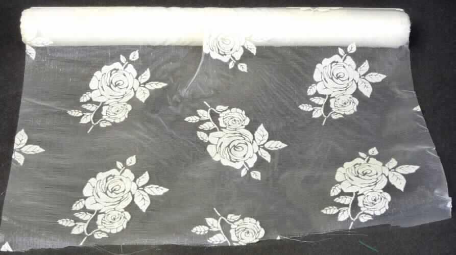 Gewebe, sog. Deko-Organza Stoff - Rolle, Art. 47638, Foto siehe Anlage,
- als Meterware,
- mit einer Breite laut Antrag von 36 cm,
- laut Untersuchungsergebnis:
-- in Leinwandbindung,
-- aus ungezwirnten, nicht hochfesten Garnen aus synthetischen Filamenten aus Polyamid,
-- musterbildend (florales Motiv) mit Scherstaub beflockt (= bedruckt).

"Gewebe aus Garnen aus synthetischen Filamenten, andere als in den Unterpositionen 5407 10 bis 5407 30 
  genannte, mit einem Anteil an Filamenten aus Polyamiden von mehr als 85 GHT, bedruckt"