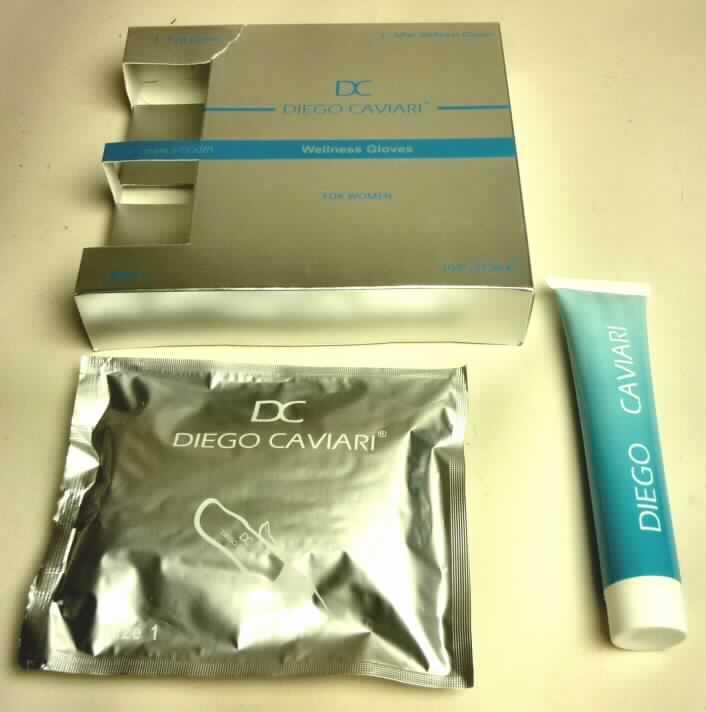 Wellnesshandschuhe mit Handcreme

Bei der vorliegenden Ware handelt es sich um eine Warenzusammenstellung bestehend aus zwei mit Paraffin getränkten Fausthandschuhen und einer Handcreme. Die Handschuhe liegen eingeschweißt in einer Kunststoffverpackung und die Creme in einer blauen Kunststofftube vor. Beides ist gemeinsam in einer Pappfaltschachtel für den Einzelverkauf aufgemacht. Die Verpackung enthält Angaben zur Zusammensetzung und Verwendung.

Zolltariflich handelt es sich um eine Zubereitung zur Handpflege.