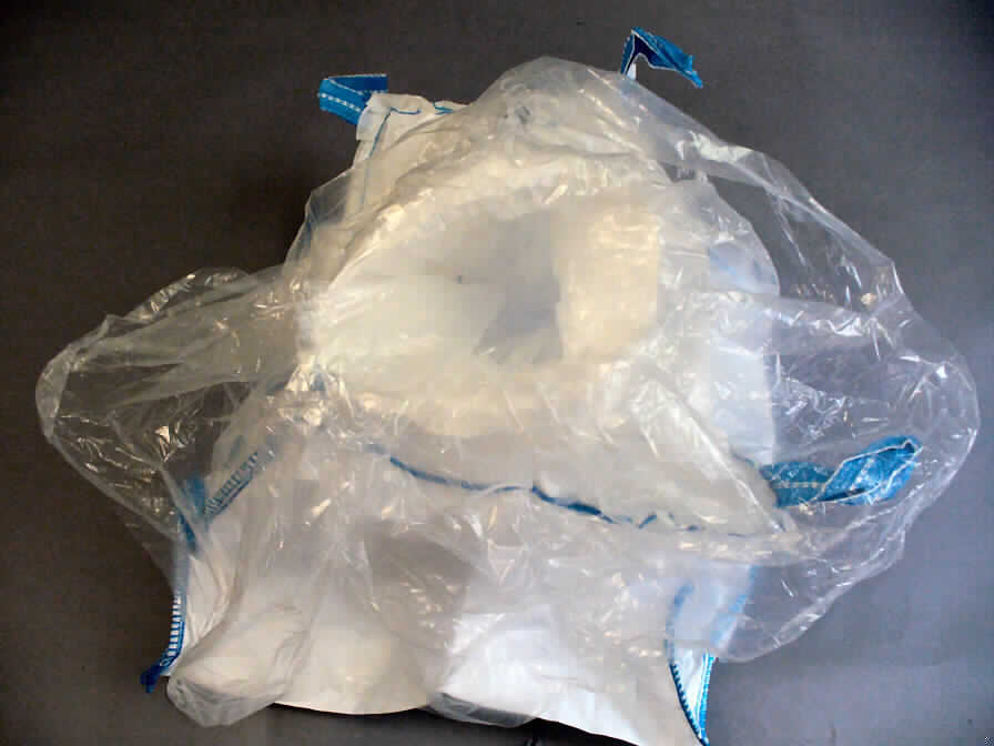 Sack zu Verpackungszwecken, sog. flexibler Schüttgutbehälter, Fotos siehe Anlage,
- quaderförmig; in den Abmessungen von: etwa 88 cm x  88 cm x 86 cm,
- aus Geweben aus Streifen aus laut Antrag Polypropylen (synthetische Spinnmasse) mit einer
  augenscheinlichen Breite von weniger als 5 mm, ein beidseitiges Überziehen oder Bestreichen mit 
  Kunststoff ist mit bloßem Auge nicht wahrnehmbar, somit keine Ware des Kapitels 39,
- an der Oberseite mit einem zylinderförmigen, verschnürbaren Stutzen zum Befüllen und Entleeren,
- an allen Ecken mit Aufhängeschlaufen versehen,
- mit einem zusätzlichen Innensack aus klarsichtigen Kunststofffolien,
- mit einem in den äußeren Rand eingenähten Beutel aus Kunststofffolie in den Abmessungen von:
  ca. 37 cm x ca. 31 cm,
- durch Zusammennähen konfektioniert,
- dient dem Transport verschiedener Güter mit einem Fassungsvermögen von lt. ergänzenden Antragsangaben
  bis zu 1000 kg.

"Sack zu Verpackungszwecken, aus synthetischen Spinnstoffen, flexibler Schüttgutbehälter,
 aus Streifen aus Polypropylen, aus Geweben"