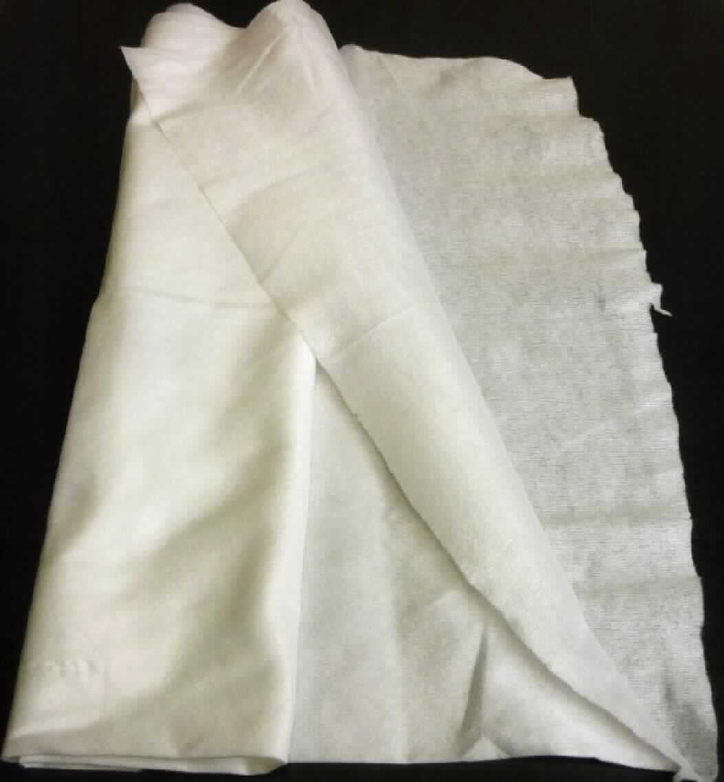 Vliesstoff, sog. Polyester-Wasserstrahlvlies, Foto siehe Anlage,
- als Meterware,
- laut Antrag auf Papphülsen gerollt und mit einer Kunststofffolie verpackt (in den Abmessungen von
  2000 m x 160 cm)
- laut Untersuchungsergebnis :
-- weißer Vliesstoff aus wasserstrahlverfestigten synthetischen Chemiefasern (laut Antrag: Polyester); 
   keine Filamente enthaltend, kein melt-blown,
-- einlagig,
-- weder bestrichen noch überzogen,
-- mit einem Quadratmetergewicht von 72,2 g,
- wird laut Antrag als Trägermaterial zur Produktion von Tischdecken verwendet.

"Vliesstoff, anderer als in den Unterpositionen 5603 11 bis 5603 14 genannte, mit einem Quadratmetergewicht von 
 mehr als 70 g bis 150 g, nicht bestrichen oder überzogen, anderer als in den Unterpositionen 5603 9390 10 bis 
 5603 9390 50 genannte"