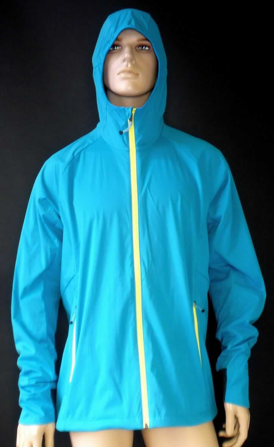 Blouson, sog. Jacket, Art. 527502, Größe XL, Foto siehe Anlage,
- in einem Polybeutel verpackt,
- aus ca. 0,4 mm dicken, zweilagigen, durch Kleben miteinander verbundenen Flächenerzeugnissen mit einer
  Außen- und Innenlage aus einfarbigen Gewirken aus laut Antrag 100 % Polyester (synthetische Chemiefasern);
  im Bereich der Ärmelbündchen mit einem Einsatz aus doppelt gearbeiteten, einfarbigen Gewirken aus laut Antrag
  93 % Polyester und 3 % Elasthan (beides synthetische Chemiefasern),
- über die Taille reichend (Rückenlänge: ca. 80 cm), hinten abgerundet und vorn bis zu ca. 7 cm kürzer 
  gearbeitet,
- mit einer angesetzten Kapuze,
- vorn mit einer durchgehenden Öffnung mit einem bis in die Kragenspitzen reichenden Reißverschluss; am 
  Kragenrand mit einer kurzen Überlappung von rechts auf links (Frauenkleidung),
- mit langen Ärmeln, die über den unteren Rand des Kleidungsstücks hinausreichen,
- mit zwei eingesetzten Taschen mit Reißverschluss unterhalb der Taille,
- am unteren Rand mit einem verengenden Tunnelzug ausgestattet, 
- erfüllt die Merkmale zur Einreihung als Blouson, somit keine Jacke.

"Blouson, aus Gewirken, für Frauen, aus Chemiefasern"