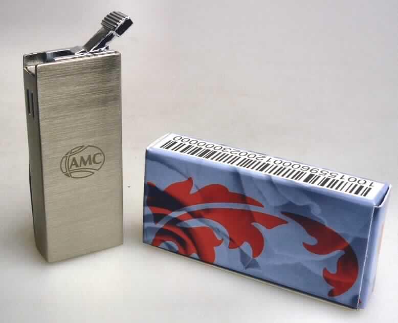 Sog. Feuerzeug silber/Metall (Maße: L x B x D = 5,5 x 2,3 x 1 cm) in Form eines nachfüllbaren, piezoelektrischen Taschenfeuerzeugs für Gas mit einem Gehäuse aus unedlem Metall mit seitlichem Klipp (s. Foto).

Es ist in einem Pappkarton verpackt.

Die beschriebene Ware ist als "Taschenfeuerzeug für Gas, nachfüllbar, mit elektrischer Zündung" einzureihen.