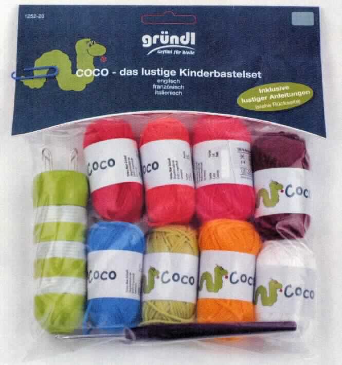 Strickset, sog. COCO Kinderbastelset, Foto siehe Anlage,
- Warenzusammenstellung, bestehend aus acht Garnen in Knäueln, einer Häkelnadel und einer "Strickliesl"; 
  gemeinsam in einem Polybeutel mit einem mit einer Strickanleitung bedruckten Pappaufhänger für den 
  Einzelverkauf aufgemacht (übliche Verpackung im Sinne der AV 5 b)) und zur Befriedigung eines speziellen 
  Bedarfs zusammengestellt,
- acht Garne in Knäueln:
-- laut Untersuchungsergebnis:
--- verschiedene, gefärbte Garne aus Polyacryl-Spinnfasern (synthetische Spinnfasern),
--- gezwirnt, mit einer S-Drehung als letzter Drehung (somit kein Nähgarn),
--- mit einem Titer von 3850 dtex (somit kein Bindfaden der Position 5607),
--- mit einem Gewicht von 10-12 g je Knäuel (in Aufmachung für den Einzelverkauf),
- eine Häkelnadel:
-- zum Handgebrauch, mit einer Nadel aus augenscheinlich Stahl und einem Griff aus Kunststoff,
-- laut Antrag mit einem Durchmesser von 3,5 mm,
- eine "Strickliesl":
-- annähernd in der Form eines hohlen Stabes; mit einer Länge von ca. 10 cm und einem Durchmesser 
   von ca. 3 cm,
-- augenscheinlich aus Kunststoff, 
-- an beiden Enden mit einem Loch ausgestattet, mit aufgedruckten "Augen",
-- oben um das Loch mit vier u-förmigen Haken aus augenscheinlich unedlem Metall ausgestattet,
- die Garne bestimmen insbesondere im Hinblick auf die Bedeutung in Bezug auf die Verwendung den
  Charakter der Warenzusammenstellung.

"Garne aus synthetischen Spinnfasern, keine Nähgarne, in Aufmachungen für den Einzelverkauf, mit einem Anteil
 an synthetischen Spinnfasern von mehr als 85 GHT"