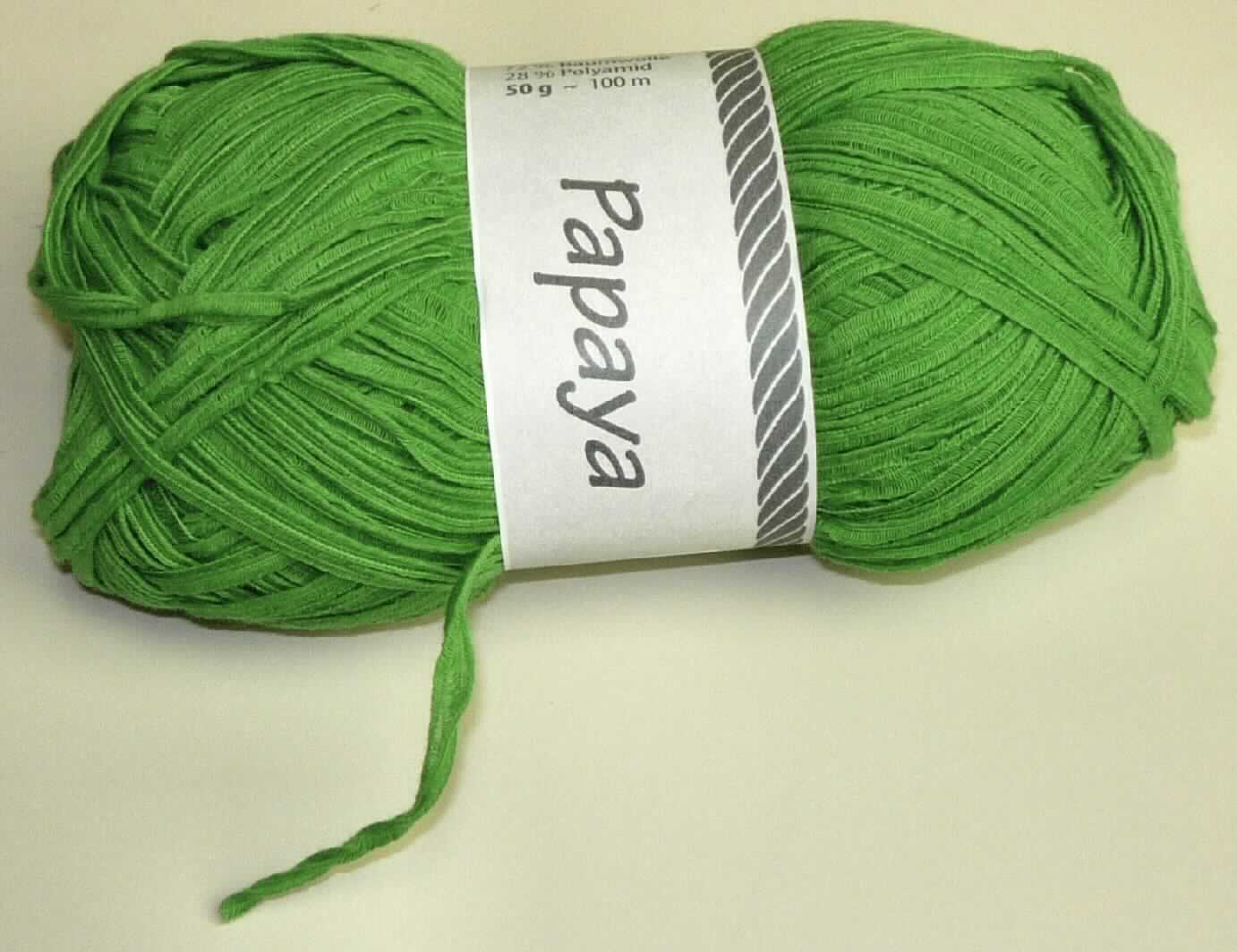 Gewirke, sog. Handstrickgarn Papaya, Foto siehe Anlage,
- als Meterware in einem Knäuel aufgemacht, laut Antrag mit einer Länge von ca. 92 m,
- laut Untersuchungsergebnis:
-- bandförmiges Kettengewirke (Häkelgalon) mit einer Breite von ca. 0,8 cm; nicht schlauchförmig hergestellt, u. a. 
   somit kein Maschengarn der Position 5606,
-- mit einem maschenbildenden Garn aus synthetischen Chemiefasern und mit sog. Schussgarnen aus Baumwolle,
-- die Antragsabgaben können als zutreffend angesehen werden:
--- 72 GHT Baumwolle,
--- 28 GHT Polyamid, 
-- keine Elastomergarne oder Kautschukfäden enthaltend.

"Gewirke, mit einer Breite von weniger als 30 cm, anderes als solche der Positionen 6001 und 6002,
 aus Baumwolle"