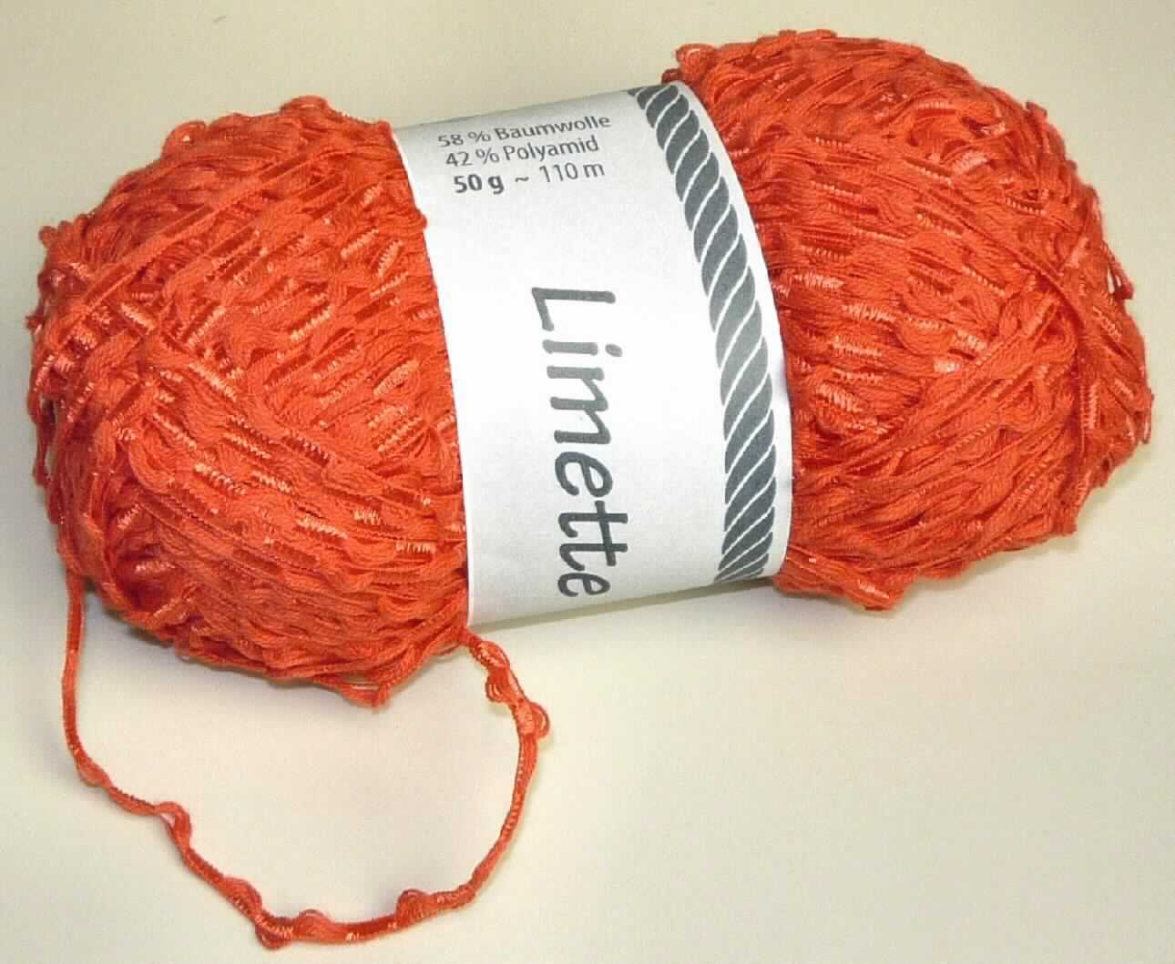 Gewirke, sog. Handstrickgarn Limette, Foto siehe Anlage,
- als Meterware in einem Knäuel aufgemacht, laut Antrag mit einer Länge von ca. 110 m,
- laut Untersuchungsergebnis:
-- bandförmiges Kettengewirke (Häkelgalon) mit einer Breite von ca. 3 - 4 mm; nicht schlauchförmig hergestellt, u. a. 
   somit kein Maschengarn der Position 5606,
-- mit einem maschenbildenden Garn und sog. Schussgarnen aus synthetischen Chemiefasern sowie mit sog. 
   Stehfäden aus Baumwolle,
-- die Antragsabgaben können als zutreffend angesehen werden:
--- 58 GHT Baumwolle,
--- 42 GHT Polyamid, 
-- keine Elastomergarne oder Kautschukfäden enthaltend.

"Gewirke, mit einer Breite von weniger als 30 cm, anderes als solche der Positionen 6001 und 6002,
 aus Baumwolle"