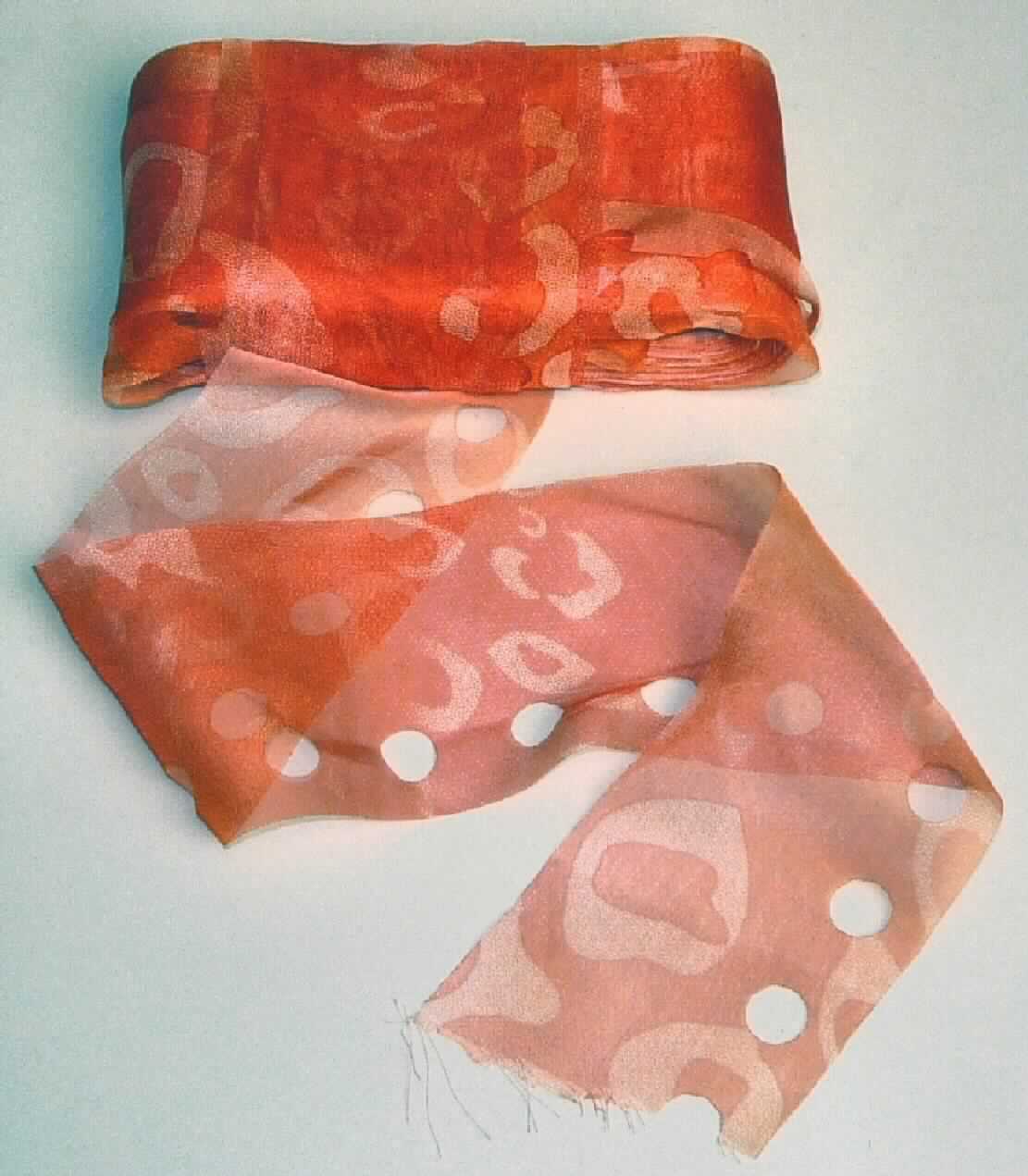 Band, sog. Bändchengarn Chloe, Foto siehe Anlage,
- als Meterware mit einer Papierbanderole umwickelt, mit einer Breite von ca. 5 cm und einer Länge von laut Antrag 
  ca. 24 m,
- laut Untersuchungsergebnis:
-- bedrucktes Gewebeband aus synthetischen Chemiefasern (laut Antrag aus Polyester), somit keine Ware der 
   Position 6005,
-- an den Längsseiten mit unechten Webkanten,
- mit runden Ausstanzungen versehen,
- kein Samt, Plüsch, Chenille- oder Schlingengewebe.

"Band, keine Ware der Position 5807, anderes als in den Unterpositionen 5806 10 und 5806 20 genannte, 
 aus Chemiefasern, mit unechten Webkanten"