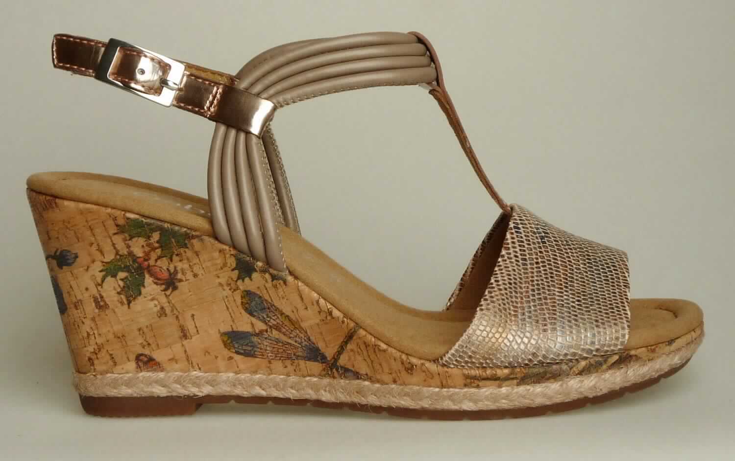 Freizeitschuhe (lt. Antrag: "Freizeitsandalette für Damen", Foto siehe Anlage)
- mit Laufsohlen aus (lt. Antrag) Kautschuk,
- mit zehenfreiem Oberteil (nicht geschlossenes Blatt; nicht mit der Sohle durch Zapfen zusammengesteckt) 
  aus Kunststoff (Spinnstoff mit einer mit bloßem Auge wahrnehmbaren Außenschicht aus Kunststoff; den 
  größten Teil der Außenfläche bildend) und Leder,
- seitlich mit Schnallenverschluss,
- nicht den Knöchel bedeckend,
- ohne Metallschutz in der Vorderkappe,
- mit einer größten Höhe des Absatzes und der Sohle von mehr als 3 cm

"Schuhe mit Laufsohlen aus Kautschuk und Oberteil aus Kunststoff, andere als in Pos. 6401 und in den 
 UPos. 6402 1210 bis 6402 9910 genannt, mit nicht geschlossenem Blatt, mit Absatz und Sohle mit einer 
 größten Höhe von mehr als 3 cm"