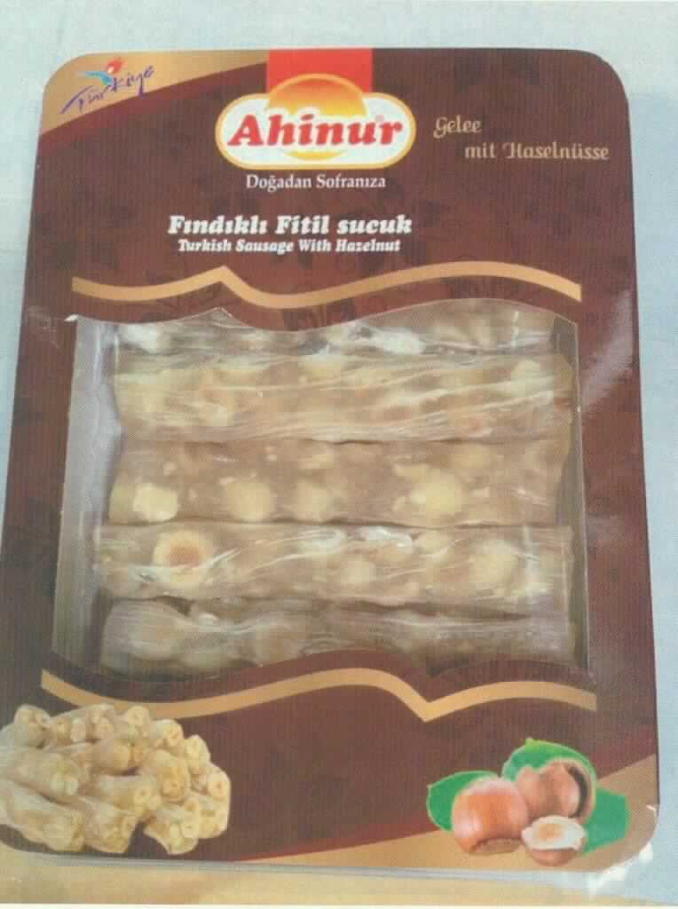 Haselnüsse, zubereitet.

Antragsangaben: Findikli Fitil Sucuk, Turkish Sausage with Hazelnut = Gelee mit Haselnüssen. Zur Zusammensetzung der Ware wurden vertrauliche Angaben gemacht.

Beschaffenheit des vorgelegten Warenmusters: Stücke von Haselnusskernen, eingebettet in einen transparenten, nahezu farblosen, geleeartigen Überzug. Die Ware weist eine längliche, wurstähnliche Form auf (Länge: ca. 11 cm, Durchmesser: ca. 2 cm). Nettogewicht des vorgelegten Warenmusters: 350 g. Gewicht je Stück: ca. 45 g. Gewichtsanteil Haselnusskerne (durch Auslese): ca. 31 %. Geschmack: süß, nach Haselnüssen, mit Röstaroma. Aufmachung: mit einer Folie verschlossene Kunststoffschale in einer Originalumverpackung aus Pappe. Auf der Verpackung finden sich neben der Warenbezeichnung u. a. Angaben zur Warenzusammensetzung und zu Nährwerten.

Der Charakter der Ware wird durch die enthaltenen Haselnüsse bestimmt. Somit liegen zubereitete Haselnüsse der Position 2008 des Zolltarifs vor.

Früchte, Nüsse und andere genießbare Pflanzenteile, in anderer Weise zubereitet oder haltbar gemacht, auch mit Zusatz von Zucker, anderen Süßmitteln oder Alkohol, anderweit weder genannt noch inbegriffen, Schalenfrüchte, Erdnüsse und andere Samen, auch miteinander vermischt, andere (als Erdnüsse), in unmittelbaren Umschließungen mit einem Gewicht des Inhalts von 1 kg oder weniger, andere als in den Unterpositionen 2008 1992 bis 2008 1993 genannt, Haselnüsse.