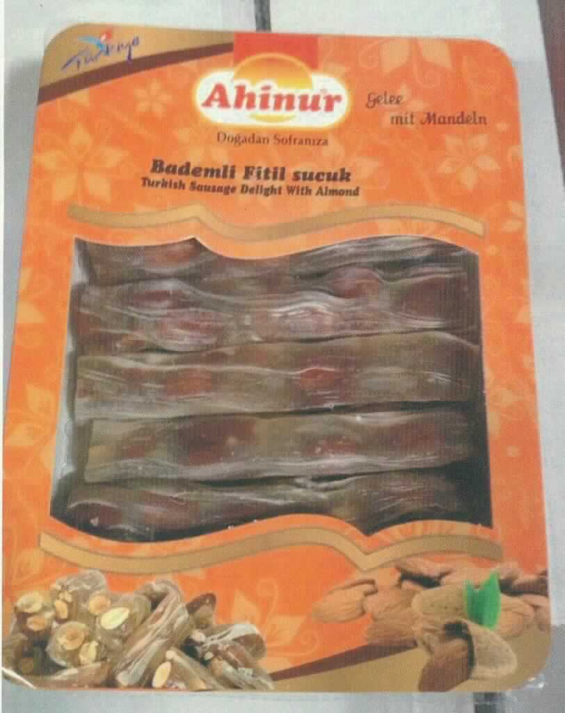 Mandeln, zubereitet.

Antragsangaben: Bademli Fitil Sucuk, Turkish Sausage Delight with Almond = Gelee mit Mandeln. Zur Zusammensetzung der Ware wurden vertrauliche Angaben gemacht.

Beschaffenheit des vorgelegten Warenmusters: Mandelkerne, mit Samenhaut, ohne Schale, eingebettet in einen transparenten, nahezu farblosen, geleeartigen Überzug. Die Ware weist eine längliche, wurstähnliche Form auf (Länge: ca. 11 cm, Durchmesser: ca. 2 cm). Nettogewicht des vorgelegten Warenmusters: 350 g. Gewicht je Stück: 45 - 55 g. Gewichtsanteil Mandelkerne (durch Auslese): ca. 25 %. Geschmack: süß, nach Mandeln, mit Röstaroma. Aufmachung: mit einer Folie verschlossene Kunststoffschale in einer Originalumverpackung aus Pappe. Auf der Verpackung finden sich neben der Warenbezeichnung u. a. Angaben zur Warenzusammensetzung und zu Nährwerten.

Der Charakter der Ware wird durch die enthaltenen Mandeln bestimmt. Somit liegen zubereitete Mandeln der Position 2008 des Zolltarifs vor.

Früchte, Nüsse und andere genießbare Pflanzenteile, in anderer Weise zubereitet oder haltbar gemacht, auch mit Zusatz von Zucker, anderen Süßmitteln oder Alkohol, anderweit weder genannt noch inbegriffen, Schalenfrüchte, Erdnüsse und andere Samen, auch miteinander vermischt, andere (als Erdnüsse), in unmittelbaren Umschließungen mit einem Gewicht des Inhalts von 1 kg oder weniger, keine tropischen Nüsse, geröstete Nüsse, Mandeln, andere.