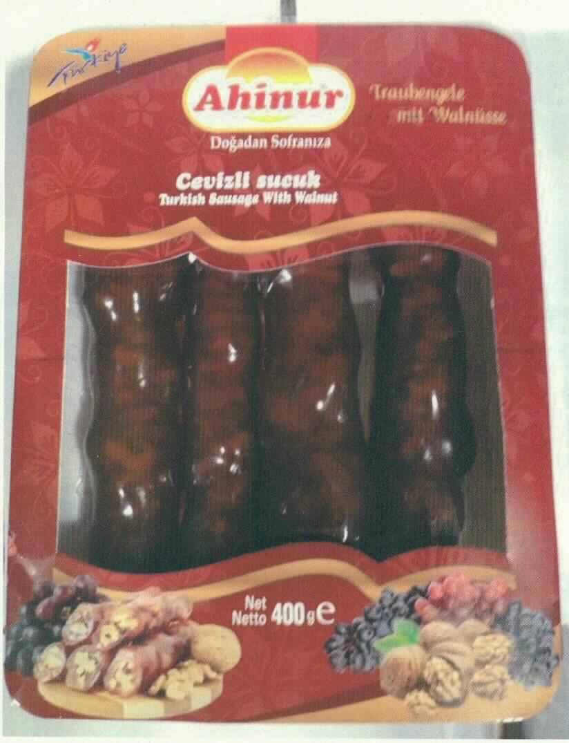 Walnüsse, zubereitet.

Antragsangaben: Cevizli Fitil Sucuk, Turkish Sausage Delight with Walnut = Traubengelee mit Walnüssen. Zur Zusammensetzung der Ware wurden vertrauliche Angaben gemacht.

Beschaffenheit des vorgelegten Warenmusters: Walnusskernstücke, eingebettet in einen transparenten, nahezu farblosen, geleeartigen Überzug. Die Ware weist eine längliche, wurstähnliche Form auf (Länge: ca. 11 cm, Durchmesser: ca. 2 cm). Nettogewicht des vorgelegten Warenmusters: 350 g. Gewicht je Stück: ca. 45 g. Gewichtsanteil Walnusskerne (durch Auslese): ca. 29 %. Geschmack: süß, nach Walnüssen, kein Röstaroma. Aufmachung: mit einer Folie verschlossene Kunststoffschale in einer Originalumverpackung aus Pappe. Auf der Verpackung finden sich neben der Warenbezeichnung u. a. Angaben zur Warenzusammensetzung und zu Nährwerten.

Der Charakter der Ware wird durch die enthaltenen Walnüsse bestimmt. Somit liegen zubereitete Walnüsse der Position 2008 des Zolltarifs vor.

Früchte, Nüsse und andere genießbare Pflanzenteile, in anderer Weise zubereitet oder haltbar gemacht, auch mit Zusatz von Zucker, anderen Süßmitteln oder Alkohol, anderweit weder genannt noch inbegriffen, Schalenfrüchte, Erdnüsse und andere Samen, auch miteinander vermischt, andere (als Erdnüsse), in unmittelbaren Umschließungen mit einem Gewicht des Inhalts von 1 kg oder weniger, keine tropischen Nüsse, keine gerösteten Nüsse, keine Haselnüsse.