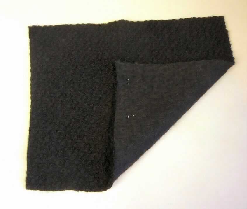 Kuliergewirke, sog. Oberstoff zur Herstellung von Bekleidung, Art. 5572, Foto siehe Anlage,
- als Meterware, mit einer Breite von laut Antrag 143 cm,
- laut Untersuchungsergebnis:
-- Kuliergewirke mit Futterfaden (Effektgarn mit Schlingen),
-- aus dünnen Garnen aus synthetischen Chemiefasern (laut Antrag: Polyester) und dickeren Futterfäden aus 
    Wolle (die Antragsangaben von 65 GHT Wolle und 35 GHT Polyester können als zutreffend angesehen werden),
-- keine Elastomergarne oder Kautschukfäden enthaltend,
-- aufgrund der Beschaffenheit (eingearbeitetes Effektgarn mit Schlingen) kein Schlingengewirke.

"Gewirke, anderes als in den Positionen 6001 bis 6005 genannte, aus Wolle"