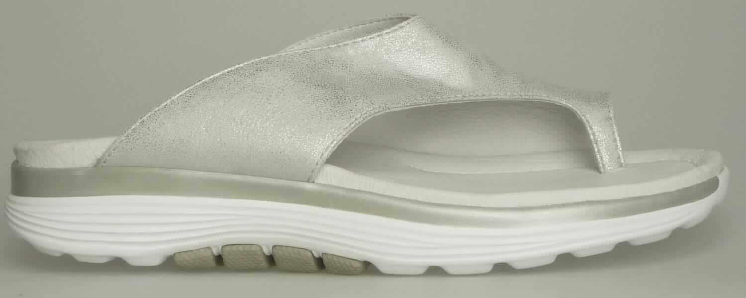 Freizeitschuhe (lt. Antrag: "Freizeitsandalette für Damen", Foto siehe Anlage)
- mit Laufsohlen aus (lt. Antrag) Kautschuk,
- mit zehenfreiem Oberteil (nicht geschlossenes Blatt; nicht mit der Sohle durch Zapfen zusammengesteckt)
  aus Kunststoff (Spinnstoff mit einer mit bloßem Auge wahrnehmbaren Außenschicht aus Kunststoff; 
  den größten Teil der Außenfläche bildend) und Spinnstoff,
- nicht den Knöchel bedeckend,
- ohne Metallschutz in der Vorderkappe,
- mit einer größten Höhe des Absatzes und der Sohle von mehr als 3 cm

"Schuhe mit Laufsohlen aus Kautschuk und Oberteil aus Kunststoff, andere als in Position 6401 und in den
 Unterpositionen 6402 1210 bis 6402 9910 genannt, mit nicht geschlossenem Blatt, mit Absatz und Sohle mit 
 einer größten Höhe von mehr als 3 cm"