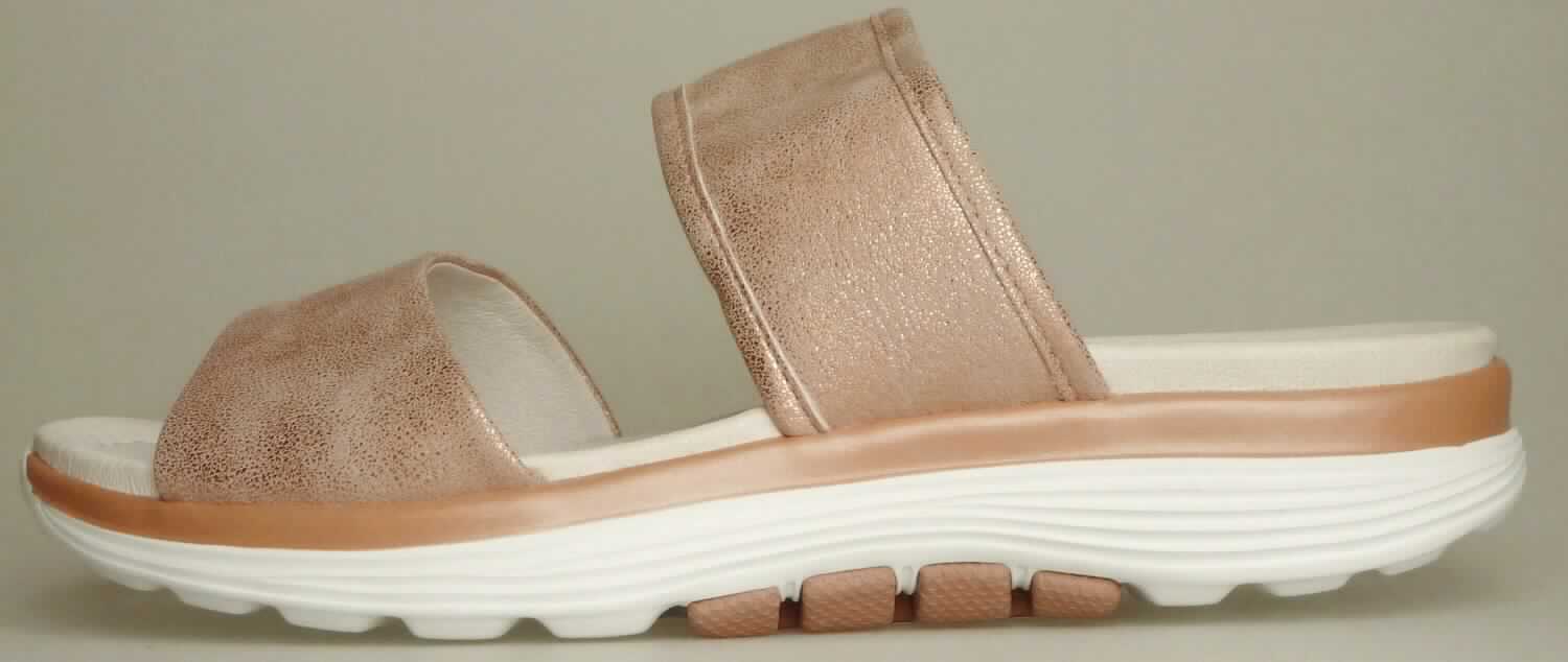 Freizeitschuhe (lt. Antrag: "Freizeitsandalette für Damen", Foto siehe Anlage)
- mit Laufsohlen aus (lt. Antrag) Kautschuk,
- mit zehenfreiem Oberteil (nicht geschlossenes Blatt; nicht mit der Sohle durch Zapfen zusammengesteckt)
  aus Kunststoff (Spinnstoff mit einer mit bloßem Auge wahrnehmbaren Außenschicht aus Kunststoff; 
  den größten Teil der Außenfläche bildend) und Spinnstoff,
- nicht den Knöchel bedeckend,
- ohne Metallschutz in der Vorderkappe,
- mit einer größten Höhe des Absatzes und der Sohle von mehr als 3 cm

"Schuhe mit Laufsohlen aus Kautschuk und Oberteil aus Kunststoff, andere als in Position 6401 und in den
 Unterpositionen 6402 1210 bis 6402 9910 genannt, mit nicht geschlossenem Blatt, mit Absatz und Sohle mit 
 einer größten Höhe von mehr als 3 cm"