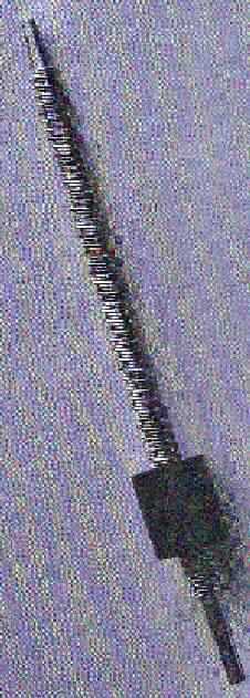 Spindeltrieb, sog. Steilgewindetrieb, aus 
- einer Welle aus Stahl (Länge 212 mm, Außendurchmesser 10 mm), mit auf einer Länge von ca. 17 cm umlaufendem Außengewindegang (sog. Spindel), und 
- darauf befindlicher zylindrischer Mutter (Länge 25 mm, Außendurchmesser 22 mm) aus Kunststoff (POM) mit vier axialen Bohrungen auf einer Stirnseite (sog. Spindelmutter),
nach Einbau in Auslesegeräte für digitale Radiologie (sog. Digitizer) zum Transport der Bildplatte im Gerät durch Umwandlung einer rotatorischen in eine translatorische Bewegung.

Die Ware ist als "Zahnradgetriebe, nicht von Unterpos. 8483 4021 bis 8483 4029 50 erfasst, Spindeltrieb" einzureihen.