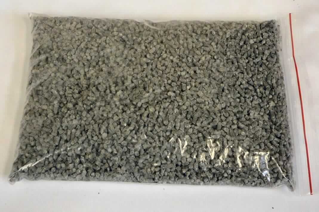 Es handelt sich nach den Angaben des Antragsstellers um graue zylindrischen Pellets, bestehend aus chemischem, mechanischem und halbchemischem Halbstoff aus Holz, die mit Wachs (sog. Fischer-Tropsch-Wachs) imprägniert sind. Der Halbstoff wird überwiegend aus der Aufbereitung von Abfällen und Ausschuß von Papier und Pappe gewonnen. 

Abbildung siehe Anlage. 

Derartige Erzeugnisse gehören als "Halbstoffe aus der Aufbereitung von Abfällen und Ausschuss von Papier oder Pappe" zur Codenummer 4706 2000 00 0 des Zolltarifs.