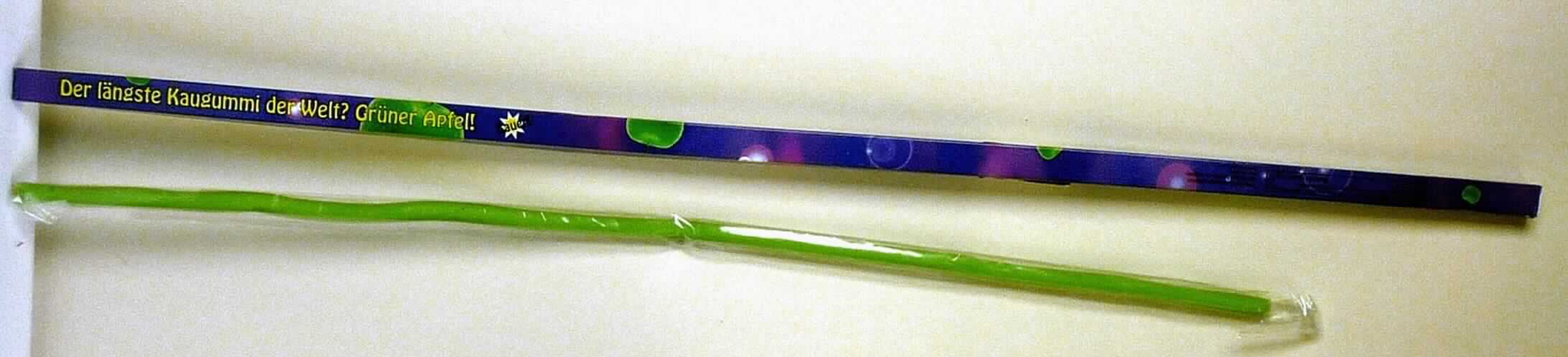 Zuckerware; Kaugummi

Bei der vorliegenden Ware handelt es sich um eine ca. 80 cm lange grüne Kaugummistange (Gewicht:100g) mit einem annähernd runden Querschnitt und einem Apfelaroma. Die Ware liegt in einer Kunststoffhülle vor und ist in einer bedruckten Pappfaltschachtel umverpackt.
Die vorgelegten Angaben zur Zusammensetzung des Kaugummis werden als zutreffend unterstellt.

Die Zuckerware ist als Kaugummi mit einem Gehalt an Saccharose (einschließlich Invertzucker als Saccharose berechnet) von 60 GHT oder mehr in die Unterposition 1704 1090 der Kombinierten Nomenklatur einzureihen.