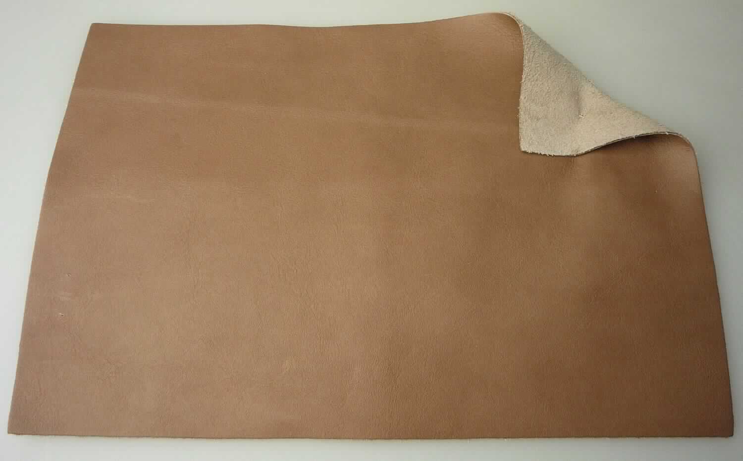 Leder, sog. Kalbhälften, Abbildung siehe Anlage, 
- laut Antrag: 
- - Narbenspalt vom Kalb, 
- - in Form von Hälften (Fellgröße: 1,67 bis 2,04 qm), 
- - mit einer Dicke von 0,9 bis 1,1 mm, 
- enthaart und gegerbt, 
- laut Untersuchungsergebnis zugerichtet: 
- - auf der Oberfläche gefärbt und poliert.

"Nach dem Gerben zugerichtetes Leder von Kälbern, enthaart, kein Leder der Position 4114, keine ganze Haut, 
 Narbenspalt"