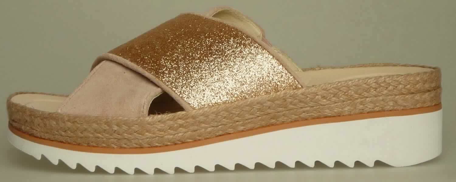 Freizeitschuhe (lt. Antrag: "Freizeitsandalette für Damen", Foto siehe Anlage)
- mit Laufsohlen aus (lt. Antrag) Kautschuk,
- mit zehenfreiem Oberteil (gekreuzten Bändern; nicht geschlossenes Blatt) aus Kunststoff (Spinnstoff mit 
  einer mit bloßem Auge wahrnehmbaren Außenschicht aus Kunststoff, den größten Teil der Außenfläche 
  bildend), Leder und Spinnstoff,
- mit einer Randeinfassung aus Leder verstärkt,
- ohne Metallschutz in der Vorderkappe, 
- nicht den Knöchel bedeckend,
- mit einer größten Höhe des Absatzes und der Sohle von mehr als 3 cm

"Schuhe mit Laufsohlen aus Kautschuk und Oberteil aus Kunststoff, andere als in der Position 6401 und in den 
 Unterpositionen 6402 1210 bis 6402 9910 genannt, mit nicht geschlossenem Blatt, mit einer Höhe 
 des Absatzes und der Sohle von mehr als 3 cm"