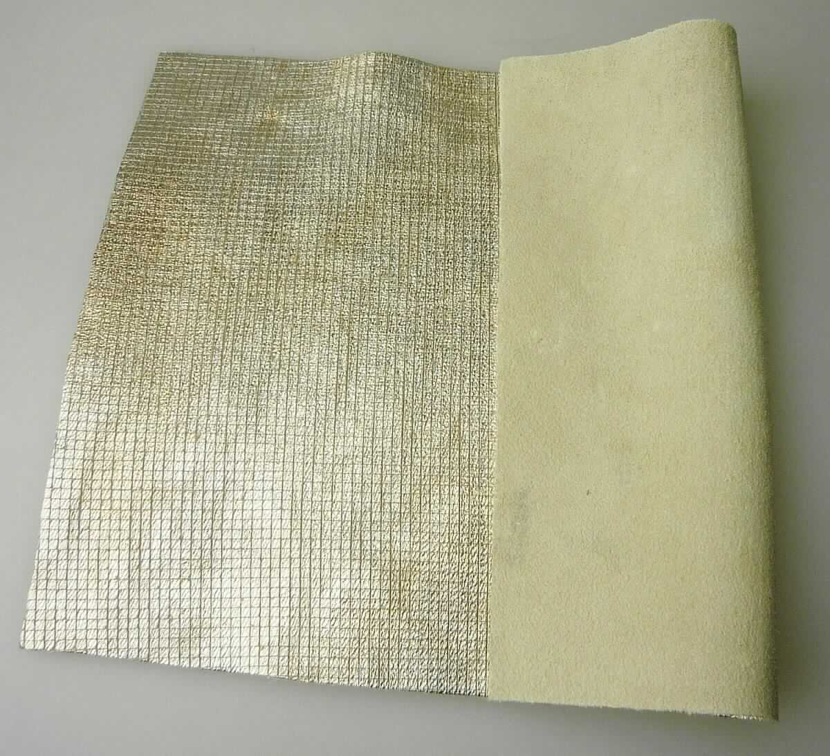 Metallisiertes Leder, sog. ganze Lammfelle, Abbildung siehe Anlage, 
- laut Antrag: 
- - Narbenspalt vom Lamm, 
- - in Form von ganzen Häuten (Fellgröße: 0,65 bis 1,02 qm), 
- - mit einer Dicke von 1,0 bis 1,2 mm, 
- enthaart und gegerbt, 
- laut Untersuchungsergebnis: 
- - auf der ganzen Oberfläche mit einer metallischen Kunststofffolie überzogen und anschließend karoförmig 
    eingeschnitten.

"Metallisiertes Leder"
