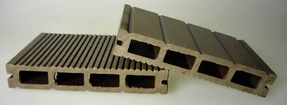 Angaben des Antragstellers:
WPC (Wood, Poly, Composites) aus 70 % Holzanteil und 30 % Polymeranteil

Untersuchungsergebnisse an Warenmustern:
Teilstücke einer Bodendiele, überwiegend aus Polyethylen und Cellulose, in Form von braunen Hohlkammerprofilen (Doppelstegplatten). Die Dielen sind an der Ober- und Unterseite in Längsrichtung gerillt und an den Seiten mit jeweils einer Nut versehen (Breite: ca. 15 cm; Höhe: ca. 2,5 cm).

Befund:
Es liegen Bodenbeläge aus gefülltem Kunststoff im Sinne der Position 3918 vor.