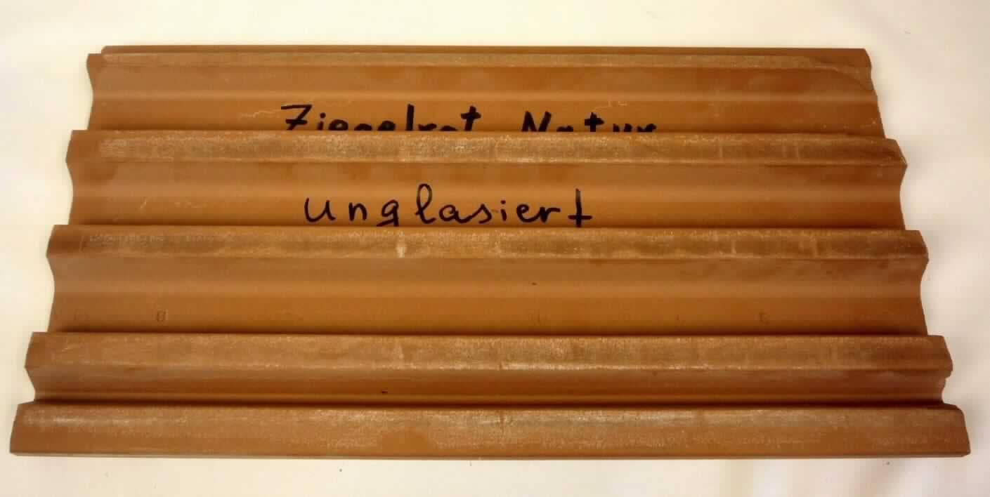 Fassadenelemente (Ziegel), sog. Fassadenplatten aus Ton (unglasiert), Foto siehe Anlage,
- in Form von rechteckigen, unglasierten Platten,
- in verschiedenen Größen und Farben,
- an einer Längsseite mit einer Nase zur überlappenden Montage,
- an der Rückseite mit mehreren Haltestegen zur Befestigung an einer Unterkonstruktion,
- aus keramischen Stoffen (tonmineralhaltiges Material enthaltend),
- nach der Formgebung keramisch gebrannt,
- zur Verwendung als Fassadenelemente zum Verkleiden von Häuserfronten,
- keine Waren der Position 6905, da die Elemente keinen Bauzierat darstellt,
- keine Einreihung als Wandplatten in die Position 6907 aufgrund der Erscheinungsform.

"Mauerziegel, Hourdis, Deckenziegel und dergleichen, aus keramischen Stoffen, keine Mauerziegel"