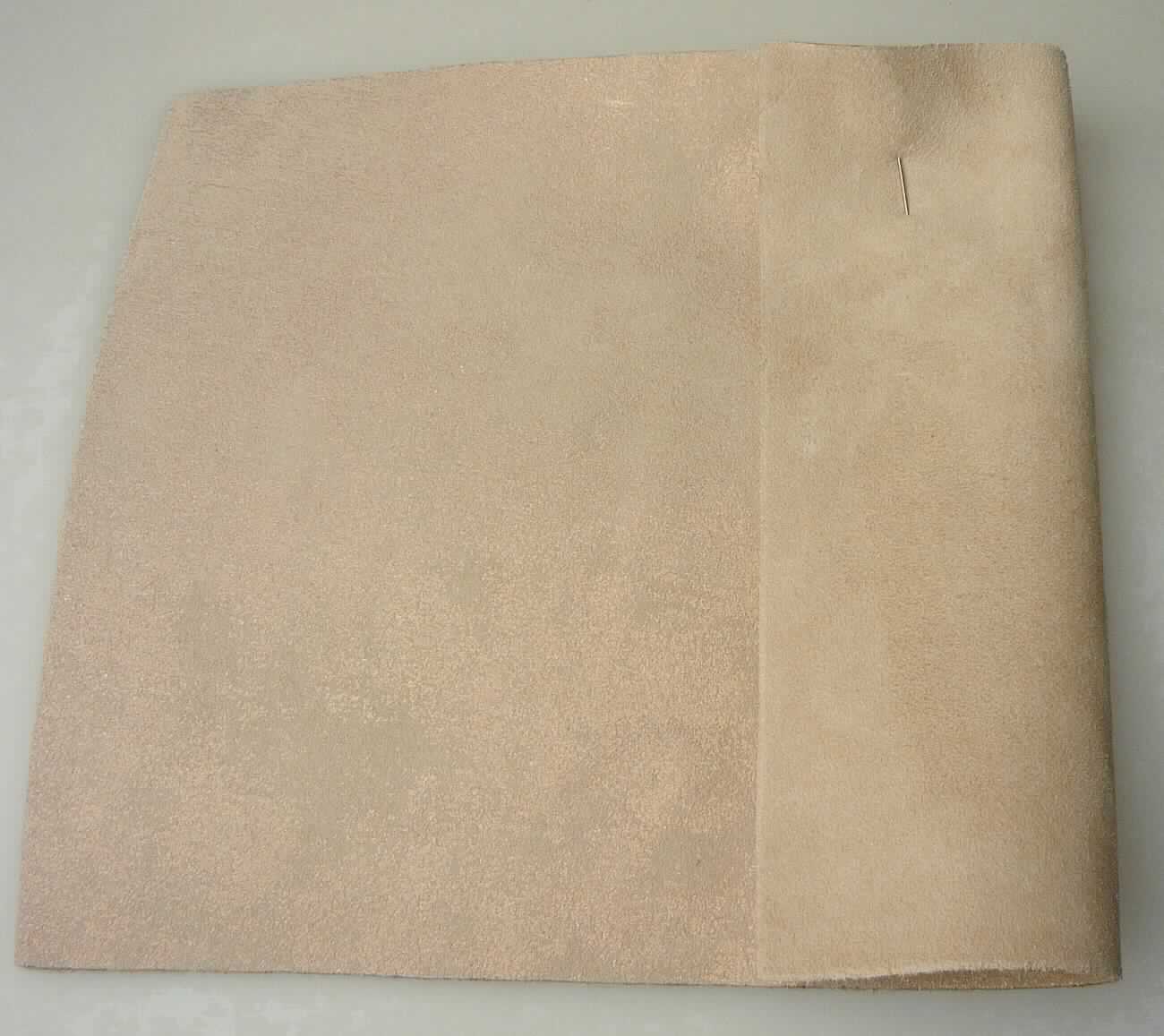 Leder, sog. Croupons, Abbildung siehe Anlage, 
- laut Antrag: 
- - Fleischspalt vom Kalb, 
- - in Form von Croupons (Velourspalt; Fellgröße: 0,74 bis 1,11 qm), 
- - mit einer Dicke von 0,9 bis 1,1 mm, 
- enthaart und gegerbt, 
- laut Untersuchungsergebnis zugerichtet: 
- - auf der Oberfläche mit metallischer Farbe bedruckt.

"Nach dem Gerben zugerichtetes Leder von Kälbern, enthaart, kein Leder der Position 4114, keine ganze Haut, 
 anderes als Vollleder bzw. Narbenspalt"