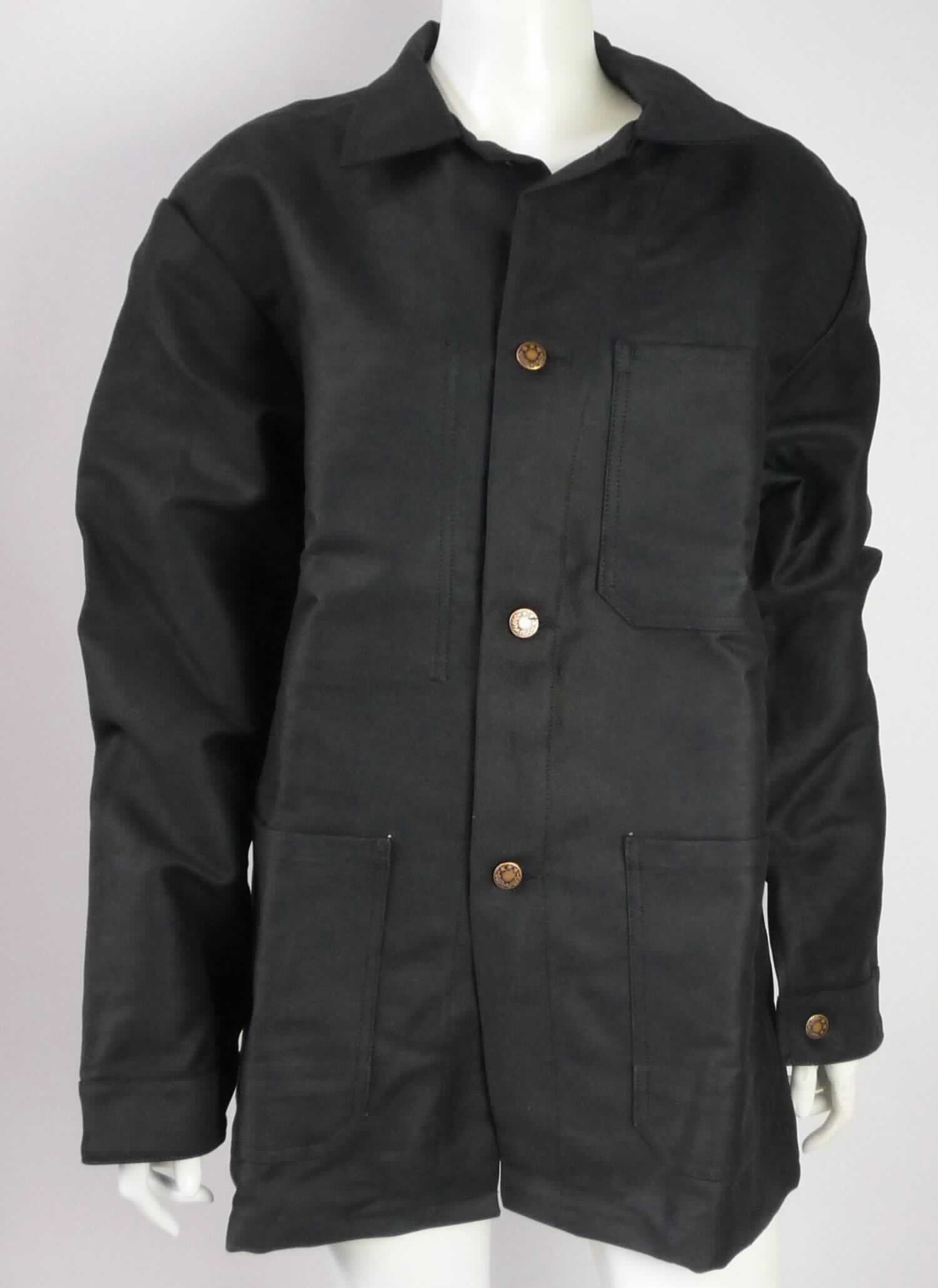 Jacke, sog. Lange Jacke englisch Leder schwarz, Größe 46, Foto siehe Anlage,
- aus ca. 0,9 mm dicken, einfarbigen Geweben aus laut Antrag 100 % Baumwolle,
- über den Schritt reichend (Rückenlänge: ca. 80 cm),
- ungefüttert,
- mit einem Umlegekragen,
- vorn mit einer durchgehenden Öffnung mit Knopfverschluss von links über rechts (Männerkleidung),
- mit langen Ärmeln; an den Ärmelenden mit manschettenartigen Abschlüssen,
- vorn mit einer aufgesetzten, offenenTasche im Brustbereich und zwei aufgesetzten, offenen Taschen unterhalb 
  der Taille,
- am unteren Rand durch Umschlagen und Festnähen gesäumt,
- lässt aufgrund ihres allgemeinen Aussehens und der Beschaffenheit nicht erkennen, dass sie dazu bestimmt ist, 
  ausschließlich oder hauptsächlich zum (körperlichen oder hygienischen) Schutz anderer Kleidungsstücke und/
  oder Personen bei Ausübung einer Gewerbe-, Berufs- oder Haushaltstätigkeit getragen zu werden,
- aufgrund der Materialzusammensetzung keine Ware der Unterposition 6203 33.

"Jacke, aus Geweben, für Männer, aus Baumwolle, keine Arbeits- und Berufskleidung"