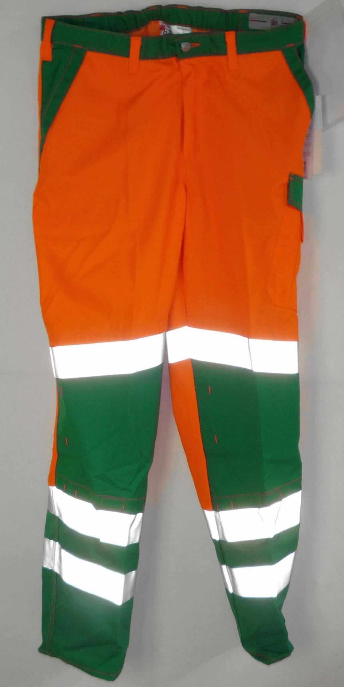 Lange Hose, sog. Bundhose, Warnschutzhose Stadtwerke, Größe 52, Foto siehe Anlage,
- aus ca. 0,5 mm dicken, buntgewebten und einfarbigen, strapazierfähigen Geweben aus laut Antrag  
  50 % Polyester (synthetische Chemiefasern) und 50 % Baumwolle,
- in der Taille abschließend, mit einem angesetzten Bund mit Gürtelschlaufen,
- vorn mit einer Öffnung mit Reißverschluss, verdeckt von einer Patte von links über rechts (Männerkleidung),
  die im Bund mit einem Knopf geschlossen wird,
- mit verschiedenen ein- und aufgesetzten Taschen,
- vorn im Bereich der Knie mit "Einschubtaschen" mit Klettverschluss,
- mit aufgenähten, reflektierenden Streifen versehen,
- mit knöchellangen Hosenbeinen,
- an den Beinabschlüssen durch Umschlagen und Festnähen gesäumt,
- u. a. aufgrund des zweckbestimmten Schnitts, des strapazierfähigen Materials und der Ausstattung erkennbar 
  dazu bestimmt, ausschließlich oder hauptsächlich zum Schutz anderer Kleidungsstücke und/oder Personen bei 
  der Ausübung einer Gewerbe- oder Berufstätigkeit getragen zu werden.

"Lange Hose, aus Geweben, für Männer, aus synthetischen Chemiefasern, Arbeits- und Berufskleidung"