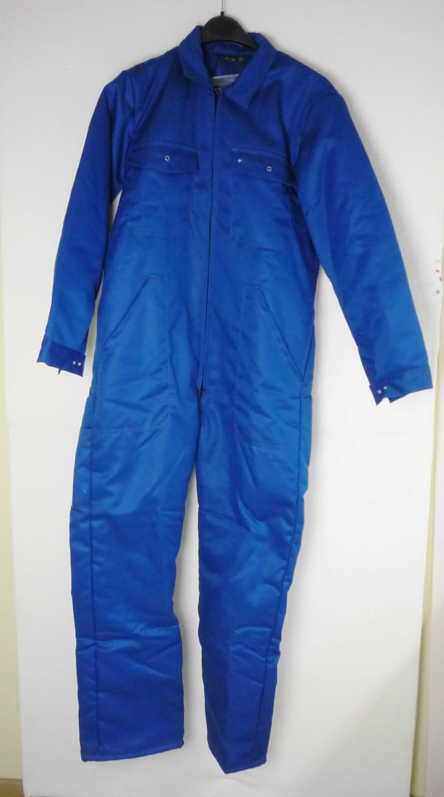 Overall, sog. Overall ROHE royalblau, Größe 50, Foto siehe Anlage,
- aus ca. 0,5 mm dicken, einfarbigen, strapazierfähigen Geweben aus laut Antrag 99 % Aramid (synthetische 
  Chemiefasern) und 1 % Metallfasern,
- durchgehend gefüttert, 
- einteilig; den ganzen Körper mit Ausnahme von Kopf, Händen und Füßen bedeckend (somit keine Ware der 
  Position 6203),
- mit einem Umlegekragen,
- vorn mit einer bis zum Schritt reichenden Öffnung mit Reißverschluss,
- ohne Hinweise auf den Trägerkreis (unisex), 
- mit langen Ärmeln, an den Ärmelenden mittels Druckknopfverschluss zu verengen,
- mit verschiedenen aufgesetzten Taschen,
- seitlich im Bereich der Hüfte mit zwei Eingriffsöffnungen,
- an den Beinabschlüssen durch Umschlagen und Festnähen gesäumt,
- u. a. aufgrund des zweckbestimmten Schnitts und der Ausstattung erkennbar dazu bestimmt, ausschließlich oder 
  hauptsächlich zum Schutz anderer Kleidungsstücke und/oder Personen bei der Ausübung einer Gewerbe- oder 
  Berufstätigkeit getragen zu werden.

"Andere Kleidung (Overall), aus Geweben, für Frauen, aus Chemiefasern, Arbeits- und Berufskleidung"