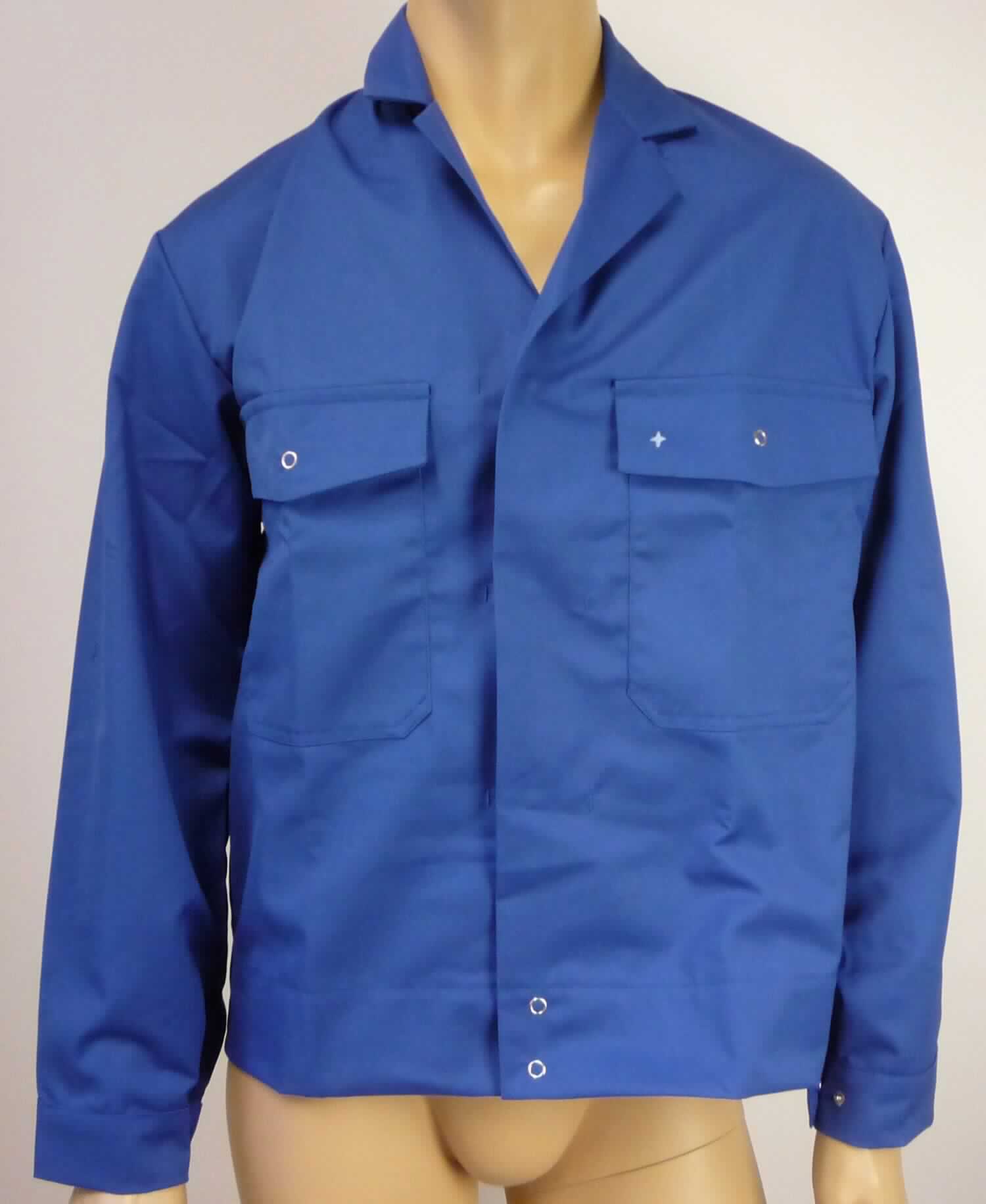 Jacke, sog. Lange Jacke, Größe 50, Foto siehe Anlage,
- aus ca. 0,5 mm dicken, einfarbigen, strapazierfähigen Geweben aus laut Antrag 99 % Aramid (synthetische 
  Chemiefasern) und 1 % Metallfasern, 
- über die Taille reichend (Rückenlänge: ca. 69 cm),
- ungefüttert,
- mit einem Umlegekragen,
- vorn mit einer durchgehenden Öffnung mit Druckknopfverschluss von links über rechts (Männerkleidung),
- mit langen Ärmeln, an den Ärmelenden mittels Druckknopfverschluss zu verengen,
- vorn mit zwei aufgesetzten Taschen mit Patte und Druckknopfverschluss im Brustbereich,
- am unteren Rand durch Umschlagen und Festnähen in der Art eines ca. 6,5 cm breiten Bundes gesäumt,
- lässt erkennen, dass sie dazu bestimmt ist, ausschließlich oder hauptsächlich zum (körperlichen oder 
  hygienischen) Schutz anderer Kleidungsstücke und/oder Personen bei Ausübung einer Gewerbe-, Berufs- 
  oder Haushaltstätigkeit getragen zu werden,
- aufgrund der verwendeten Flächenerzeugnisse keine Ware des Kapitels 61.

"Jacke, aus Geweben, für Männer, aus synthetischen Chemiefasern, Arbeits- und Berufskleidung"