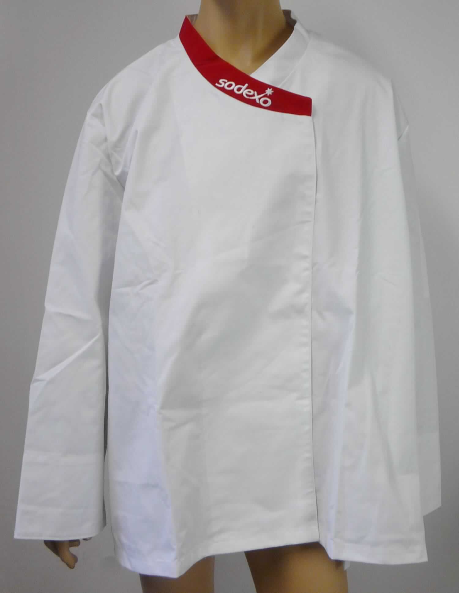 Jacke, sog. Da-Bistrojacke Sodexo, Größe 4XL, Foto siehe Anlage,
- aus ca. 0,4 mm dicken, einfarbigen Geweben aus laut Antrag 65 % Polyester (synthetische Chemiefasern) und 
  35 % Baumwolle,
- über den Schritt reichend (Rückenlänge: ca. 82 cm),
- mit einem Stehkragen,   
- vorn mit einer seitlich versetzten, durchgehenden Öffnung mit Druckknopfverschluss von rechts über links 
  (Frauenkleidung); mit breitem Untertritt,
- mit langen Ärmeln, 
- in Bahnen gearbeitet,
- am unteren Rand durch Umschlagen und Festnähen gesäumt,
- erkennbar dazu bestimmt, ausschließlich oder hauptsächlich zum Schutz anderer Kleidungsstücke und/oder 
  Personen bei Ausübung einer Gewerbe-, Berufs- oder Haushaltstätigkeit getragen zu werden,
- aufgrund der Materialzusammensetzung keine Ware der Unterposition 6204 3210.

"Jacke, aus Geweben, für Frauen, aus synthetischen Chemiefasern, Arbeits- und Berufskleidung"