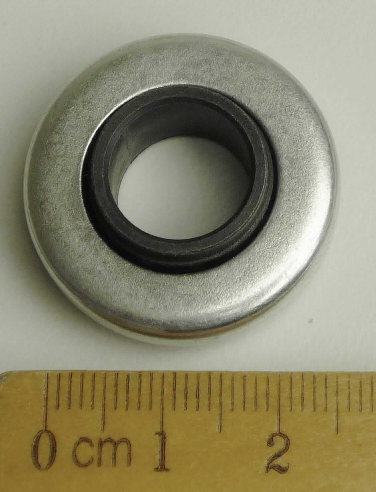 Bei der Ware handelt es sich um ein Wälzlager in Form eines einreihigen Kugellagers mit Außenring und Innenring aus Stahl und 14 dazwischen umlaufenden Kugeln. Das Kugellager mit einem Außendurchmesser von ca. 28 mm und einem Innendurchmesser von ca. 12,1 mm wird laut Antragstellerangaben beidseitig an einem Rollladen verwendet.

Die Ware ist als "Wälzlager, Kugellager mit einem größten äußeren Durchmesser von 30 mm oder weniger, nicht für Kernkraftwerke oder zur Verwendung bei der Herstellung von riemengetriebenen Motorsteuerungen" einzureihen.