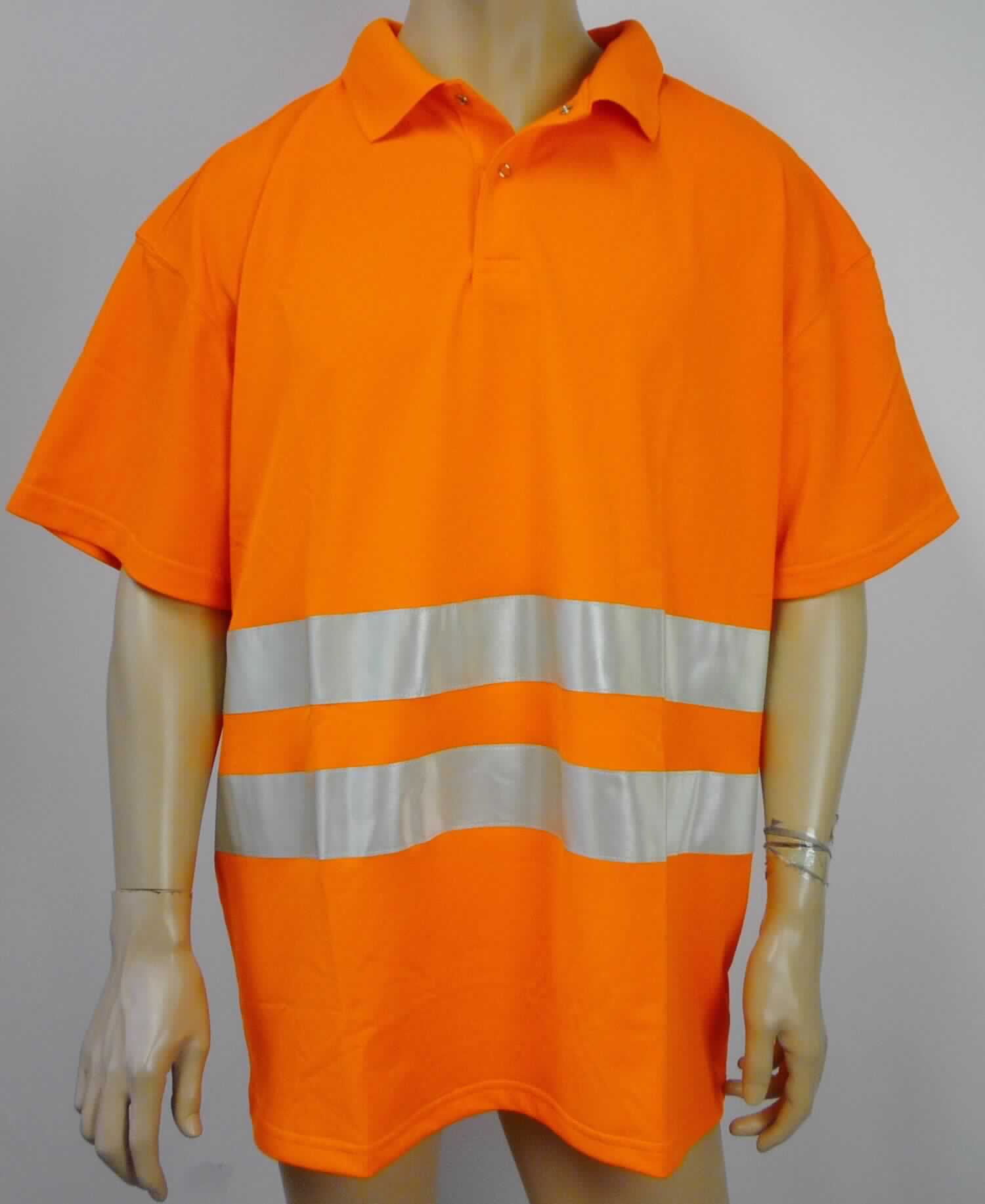 Hemd, in Erwachsenengröße, Foto siehe Anlage,
- aus ca. 0,9 mm dicken, einfarbigen Gewirken aus laut Antrag 100 % Polyester (synthetische Chemiefasern); mit 
  durchschnittlich mehr als 10 Maschen je linearen Zentimeter in jeder Richtung,
- über die Taille reichend (Rückenlänge: ca. 82 cm),
- mit einem Umlegekragen,
- vorn mit einer nicht durchgehenden Öffnung mit Druckknopfverschluss von links über rechts (Männerkleidung),
- mit kurzen Ärmeln,
- mit ca. 6 cm breiten, reflektierenden Streifen ausgestattet,
- am unteren Rand durch Umschlagen und Festnähen gesäumt,
- aufgrund der verwendeten Flächenerzeugnisse keine Ware des Kapitels 62.

"Hemd, aus Gewirken, für Männer, aus synthetischen Chemiefasern"