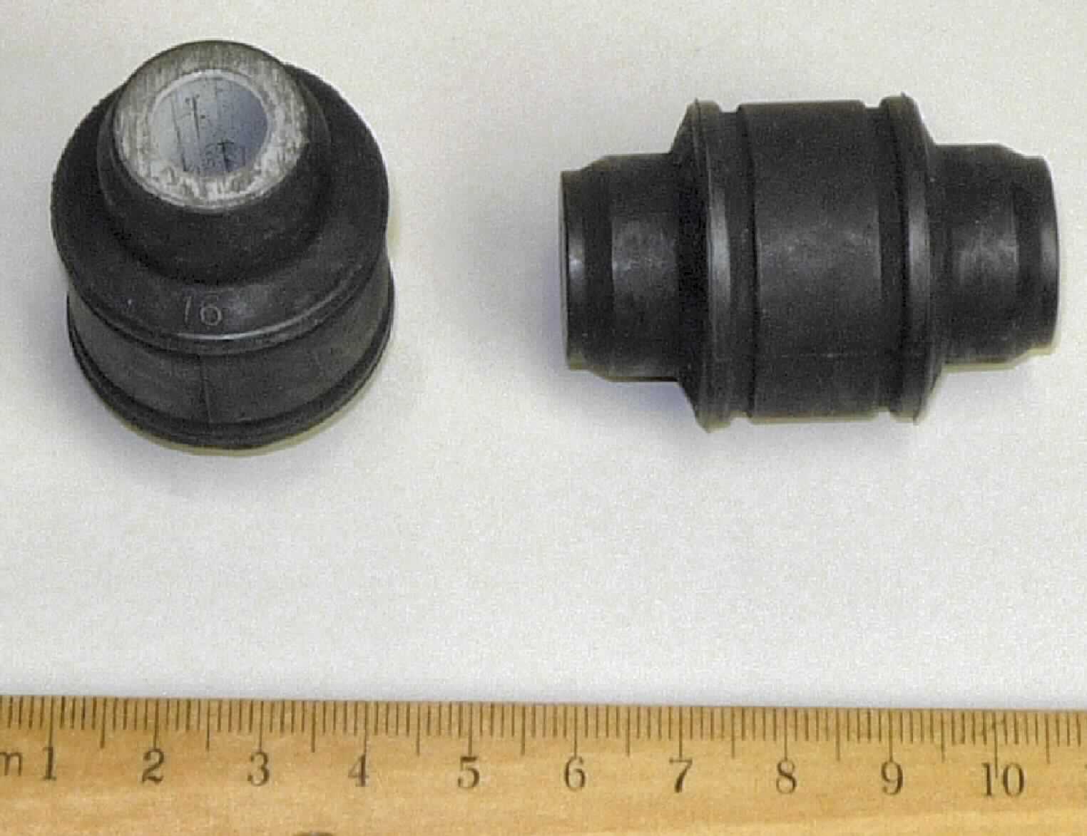 Angaben des Antragstellers: 
Gummimetallverbindung aus Naturkautschuk und Metall

Die Hauptfunktion ist die Reduzierung von Vibrationen (Stoßdämpfer an Autos)

Feststellungen an einem Warenmuster:
Metallzylinder (Höhe ca. 4,7 cm) mit einem vollständigen Überzug aus Kautschuk. Das Formteil wird an Kraftfahrzeugen verwendet.

Es liegt eine Ware aus Weichkautschuk und Metall für Kraftfahrzeuge der Unterposition 4016 9952 vor.