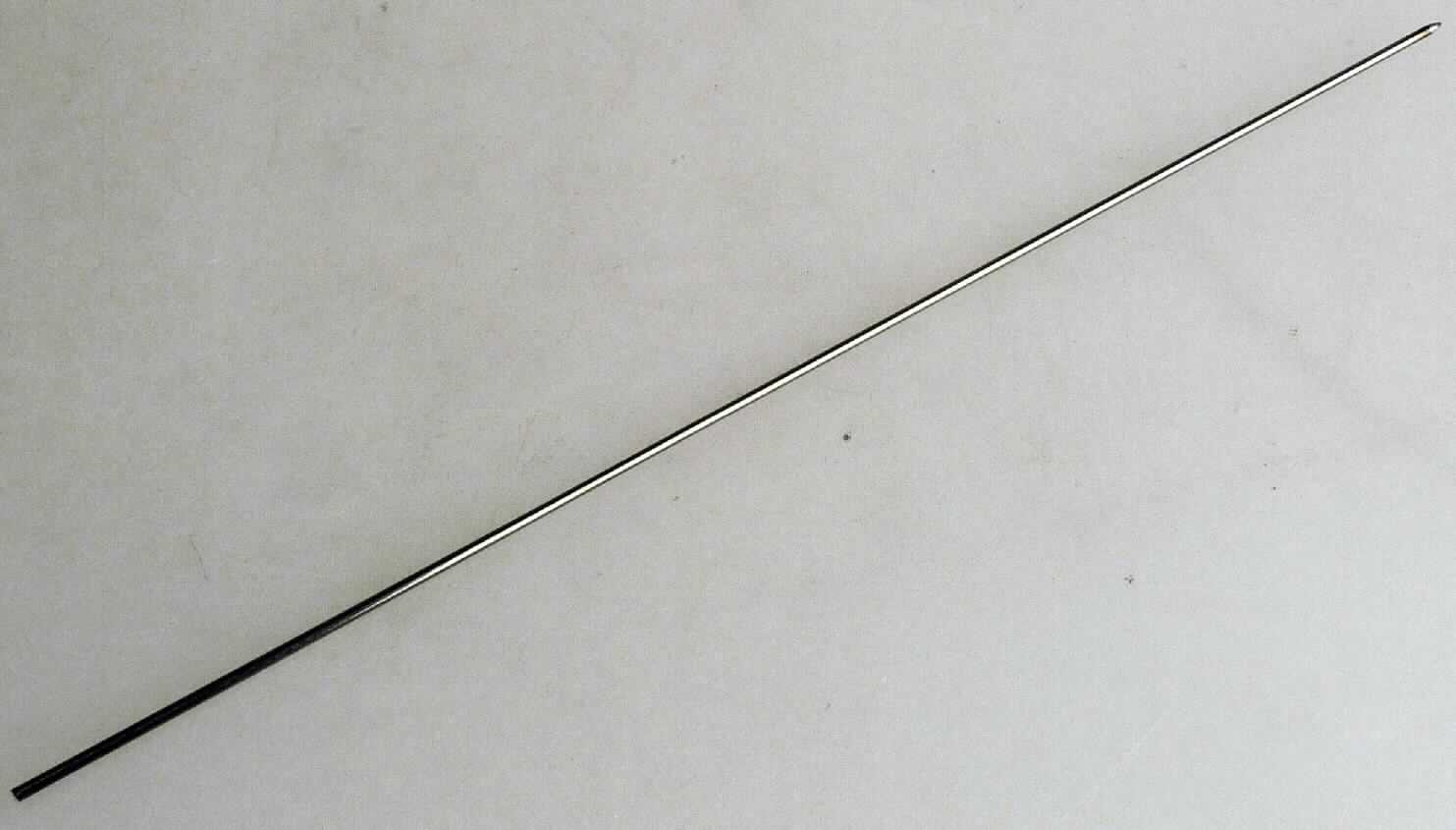Es handelt sich um ca. 13,3 cm lange Stäbe aus einer Titan-Legierung mit gewichtsmäßig vorherrschendem Titangehalt, die an einem Ende zugespitzt sind. 
Die Erzeugnisse werden in Brillenbügeln verwendet und sind zu jeweils zwei Stück in einem Kunststoffbeutel verpackt. 
Durchmesser ca. 1 mm.
- Antragstellerangaben - 

Abbildung siehe Anlage.

Derartige Erzeugnisse gehören als "andere Waren aus Titan" zum TARIC-Code 8108 9090 99.