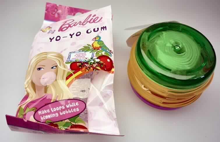 Bei dem sog. Barbie Yo-Yo Bubblegum handelt es sich um ein so genanntes Jo-Jo, bestehend aus zwei gelben, transparenten, hohlen Kunststoffscheiben mit einem Durchmesser von 5,7 cm, die einen farbigen (pinkfarbenen bzw. grünen) abschraubbaren Deckel mit einem Durchmesser von 5 cm aufweisen, unter dem sich ein verpacktes rosa-farbenes bzw. hellgrünes Kaugummiband befindet. Ein Deckel ist mit einem Werbe-Etiketten beklebt. Auf dem zwischen den beiden Scheiben befindlichen Mittelsteg ist ein weißer Spinnfaden mit Schlaufe aufgewickelt. Die Kunststoffscheiben können an dem Faden spielerisch auf- und abgespult werden.
Das Spielzeug samt Inhalt ist in einem bunt bedruckten Folienschlauchbeutel für den Einzelverkauf aufgemacht und stellt sich als Kombination aus Spielzeug und anderen Waren (Kaugummis) dar, die im Wesentlichen dem Spielen dient.

Die Ware ist als "anderes als zuvor von der Position 9503 erfasstes Spielzeug aus Kunststoff" einzureihen.