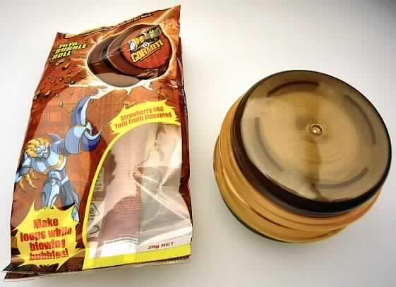 Bei dem sog. GORMIT Yo-Yo Bubble Roll handelt es sich um ein so genanntes Jo-Jo, bestehend aus zwei gelben, transparenten, hohlen Kunststoffscheiben mit einem Durchmesser von 5,7 cm, die einen braunen abschraubbaren Deckel mit einem Durchmesser von 5 cm aufweisen, unter dem sich ein verpacktes rosa-farbenes bzw. gelbes Kaugummiband befindet. Ein Deckel ist mit einem Werbe-Etiketten beklebt. Auf dem zwischen den beiden Scheiben befindlichen Mittelsteg ist ein weißer Spinnfaden mit Schlaufe aufgewickelt. Die Kunststoffscheiben können an dem Faden spielerisch auf- und abgespult werden.
Das Spielzeug samt Inhalt ist in einem bunt bedruckten Folienschlauchbeutel für den Einzelverkauf aufgemacht und stellt sich als Kombination aus Spielzeug und anderen Waren (Kaugummis) dar, die im Wesentlichen dem Spielen dient.

Die Ware ist als "anderes als zuvor von der Position 9503 erfasstes Spielzeug aus Kunststoff" einzureihen.