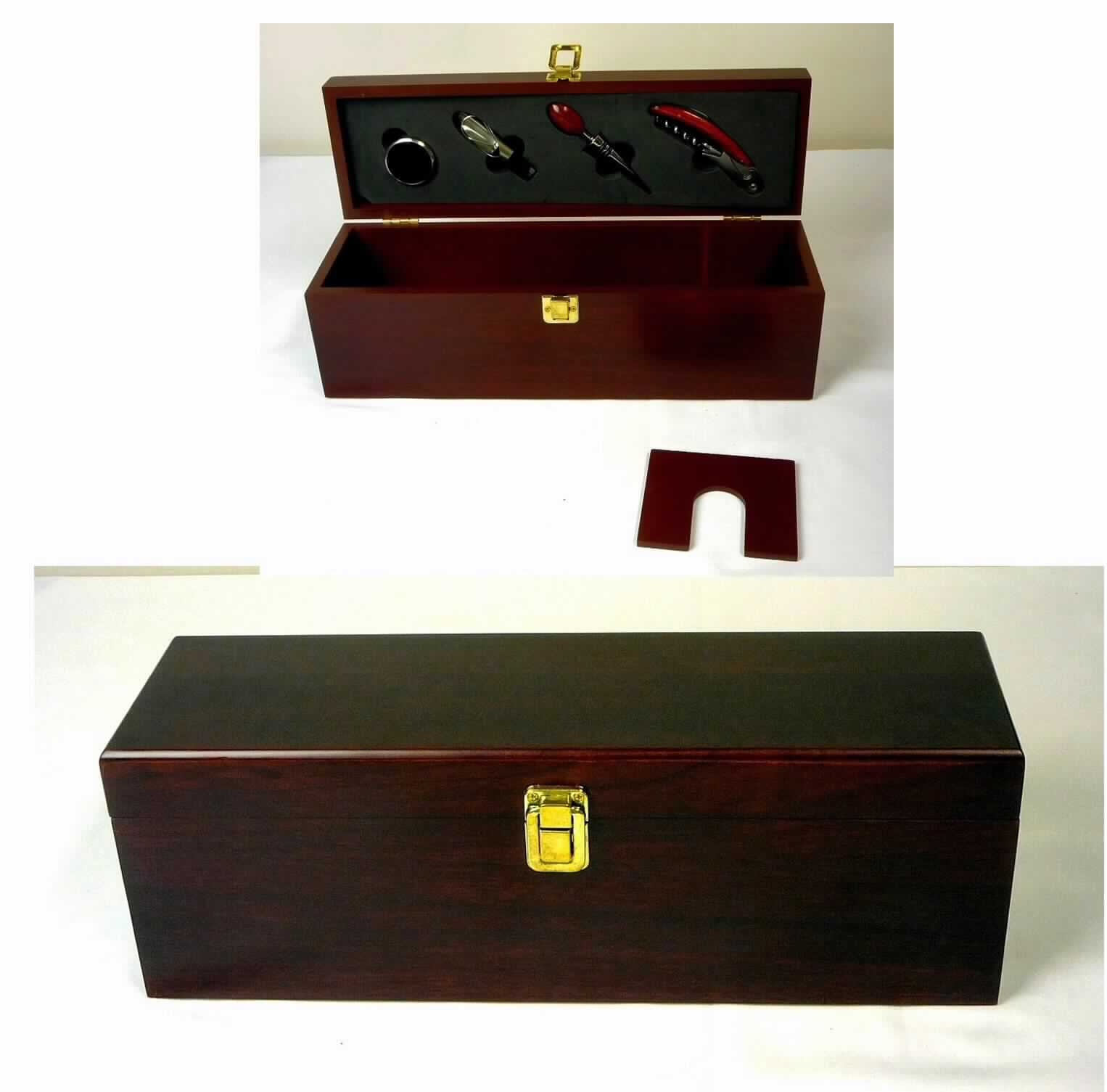 "Weinset"
Warenzusammenstellung aus:    
- einem quaderförmigen, sorgfältig gearbeiteten Kästchen aus Holzfaserplatten rotbraun
  in Holzmaserung lackiert, mit aufklappbarem Deckel, zwei Scharnieren und Bügelverschluss
  aus unedlem Metall, 
- - im Unterteil innen mit einem herausnehmbaren Holzsteg zur Aufbewahrung einer Weinflasche 
    hergerichtet ,
- - im Deckel innen mit einem eingeklebten Einsatz aus Zellkunststoff  mit passgenauen Aus-
    sparungen versehen, darin befinden sich:
- ein Flaschenverschluss, ein Wein-/Abtropfring, ein Korkenzieher und ein Ausgießer,
- dient dem Aufbewahren, Bereithalten und Servieren von Wein,
- gemeinsam in einem Verkaufskarton aus Pappe aufgemacht. 
(Abbildung siehe Anlage)

Der Charakter der Warenzusammenstellung wird nach Wert und Umfang durch das Kästchen bestimmt, der Charakter des zusammengesetzten Kästchens durch die Holzfaserplatten.

"Den Besteckkästen ähnliche Ware aus Holz, nicht aus tropischem Holz im Sinne der Zusätzlichen Anmerkung 2 zu Kapitel 44 (Warenzusammenstellung aus einem Flaschenverschluss, Wein-/Abtropfring, Korkenzieher, Ausgießer und Charakter bestimmendem Kästchen aus Holz -Charakter bestimmend-, Metall und Kunststoff), sog. Weinset"