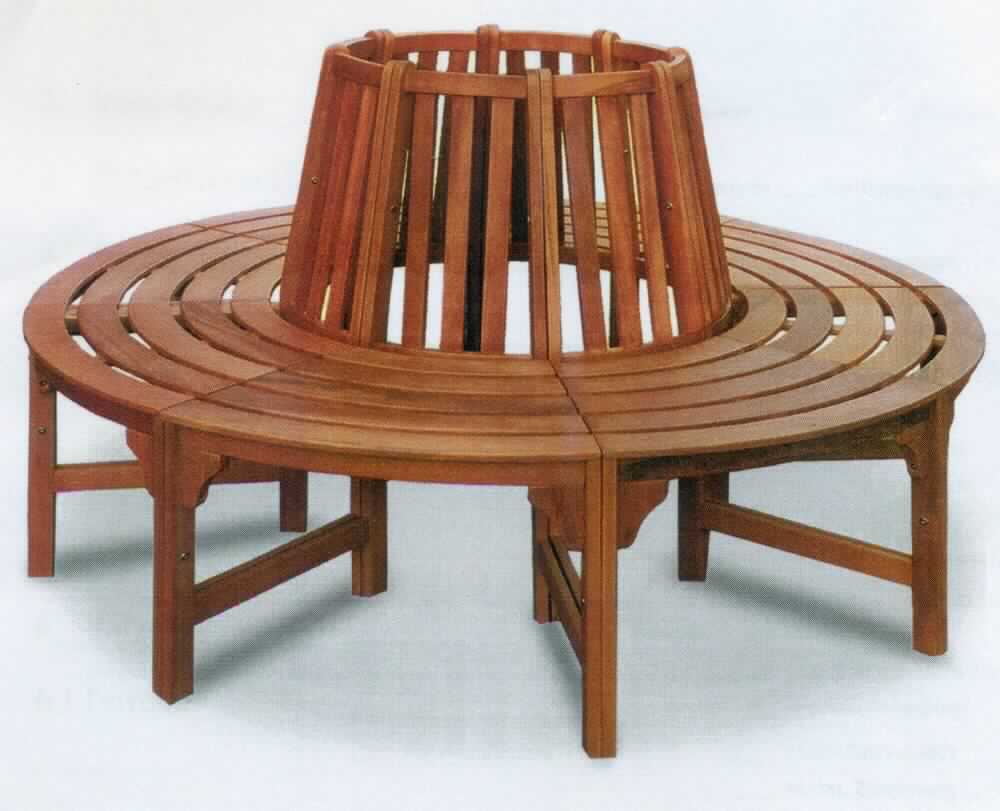 Bei der als "Baumbank" bezeichneten Ware handelt es sich um ein ungepolstertes Sitzmöbel aus geöltem Hartholz (Eukalyptus) für den Außenbereich mit einer Sitzhöhe von 45 cm und einer Höhe der Sitzlehne von 92 cm. 
Die rundlich angeordneten acht Sitzflächen bilden einen Innen- bzw. Außendurchmesser von 63 cm und 189,5 cm. Die Rückenlehnen begrenzen eine mittige Aussparung, die Platz für eine Bepflanzung bietet. 

Die Ware wird als "anderes als von der Position 9402 erfasstes Sitzmöbel, nicht von den Unterpositionen 9401 10 bis 9401 59 erfasst, mit Gestell aus Holz, nicht gepolstert" eingereiht.