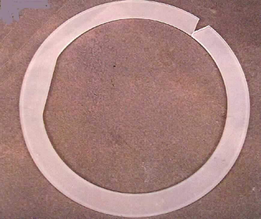 Andere Ware aus Glas, sog. Quarzring, Art.-Nr.: 91-00361 A, "Ring Pedestal 6", (ein Warenmuster lag nicht vor, Einreihung anhand der Antragsangaben, Abbildung siehe Anlage, 
- flacher Ring aus geschmolzenem Quarz, mattiert,
- mit einer Breite von 1,6 cm und einem äußeren Durchmesser von 17,4 cm,
- Teil einer Anlage, die Wafer (Halbleiter) trockenätzt (wird nach Abnutzung ausgetauscht),
- zur Verwendung in Diffusions- und Oxidationsöfen bei der Herstellung von Halbleitermaterialien (lt. Antrag), 
- dient während des Ätzvorgangs der Abdeckung und damit dem Schutz darunterliegender Teile (z.B. Metalle),
- keine Zuweisung zu Kap. 84, weil dort Glaswaren zu technischen Zwecken ausgenommen sind.

"Andere Ware aus Glas, Reagenzröhren und Halterungen aus Quarz zur Verwendung in Diffusions- und Oxidationsöfen bei der Herstellung von Halbleitermaterialien"