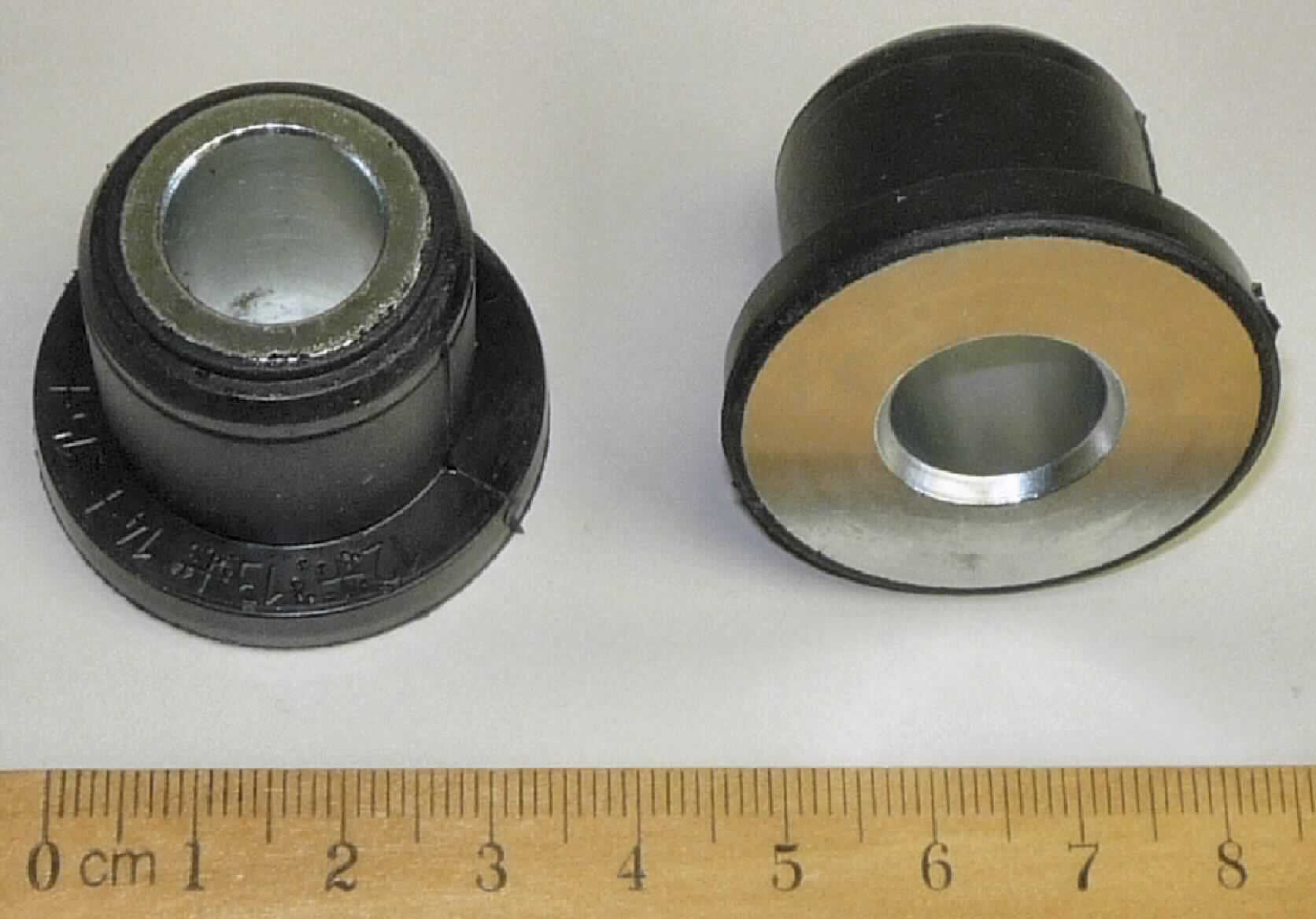Angaben des Antragstellers: 
Silent Block aus NBR-Kautschuk und Metall

Die Funktion ist die Reduzierung von Vibrationen und Lärmschutz im Auto (eingebaut im Getriebe im Auto)

Feststellungen an einem Warenmuster:
Metallhülse (Höhe ca. 2,7 cm) mit einem dämpfenden Überzug aus Kautschuk. Das Formteil wird an Kraftfahrzeugen verwendet.

Es liegt eine Ware aus Weichkautschuk und Metall für Kraftfahrzeuge der Unterposition 4016 9952 vor.