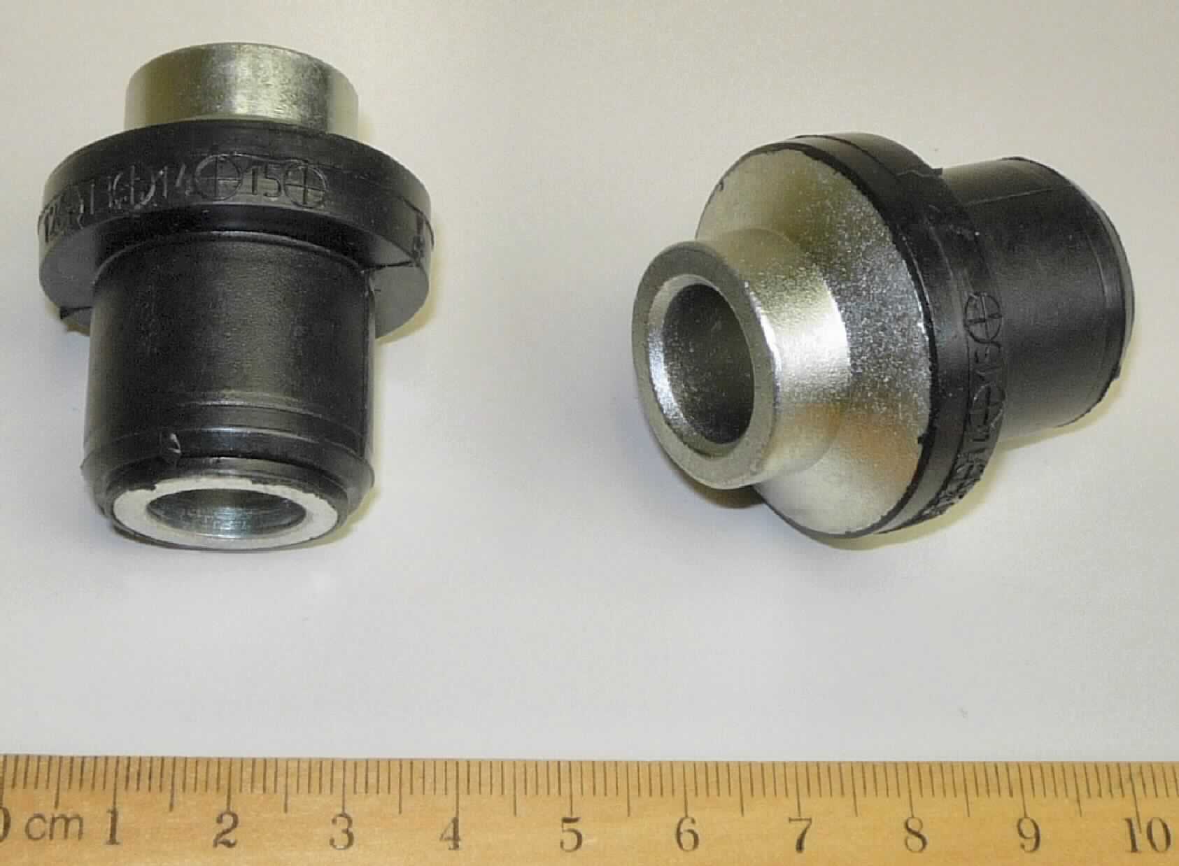 Angaben des Antragstellers: 
Silent Block aus NBR-Kautschuk und Metall

Die Funktion ist die Reduzierung von Vibrationen und Lärmschutz im Auto (eingebaut im Getriebe im Auto).

Feststellungen an einem Warenmuster:
Metallhülse (Höhe ca. 4,2 cm) mit einem dämpfenden Überzug aus Kautschuk. Das Formteil wird an Kraftfahrzeugen verwendet.

Es liegt eine Ware aus Weichkautschuk und Metall für Kraftfahrzeuge der Unterposition 4016 9952 vor.